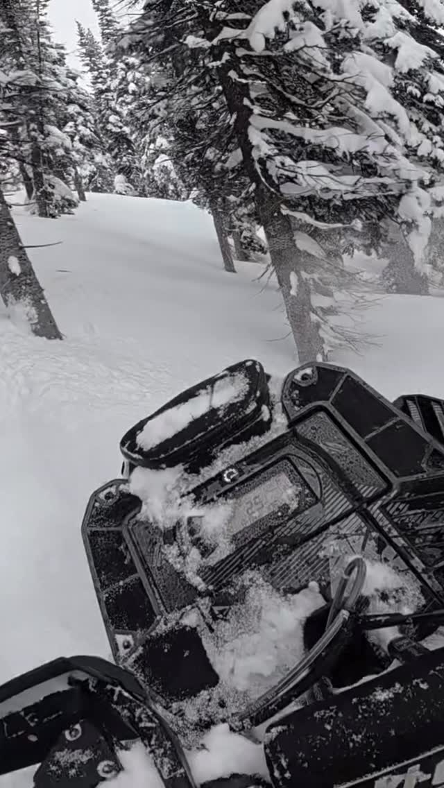 One of the steeper climbs I’ve had in the 154 Turbo, and I’m learning this sled wants to flip over at all times. Peek @scott.griffith539 stuck on the left, sorry brother, I was on a mission! 
.
.
@deviantink 
@oxbowgear 
@castlexgear 
@backwoodsbmp 
#oxbowgear #backcountryteam #sledder
