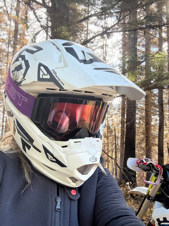 Today’s enduro ride was shady & cool in the morning & sunny in the afternoon.  Debbie used her Tempest chassis with Photochromic lens which moderates from flat light Rose to sunny Smoke.  
#tempestoptics
#nofog
#hivisibility