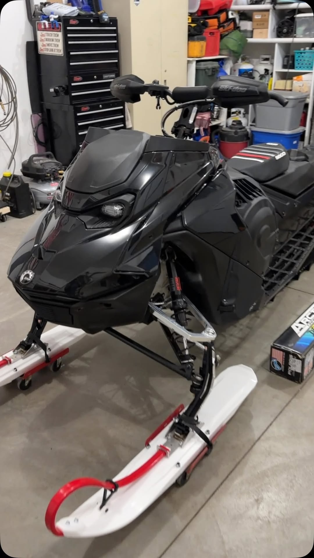 From dark to light, huge shoutout and thank you to the sponsors and products that made this sled a one-of-a-kind! 🔥🔥🔥 The major transformation credit goes to ArcticFX | Snowmobile Wraps 😎 this is the Ponsor Splice design Justin Ponsor