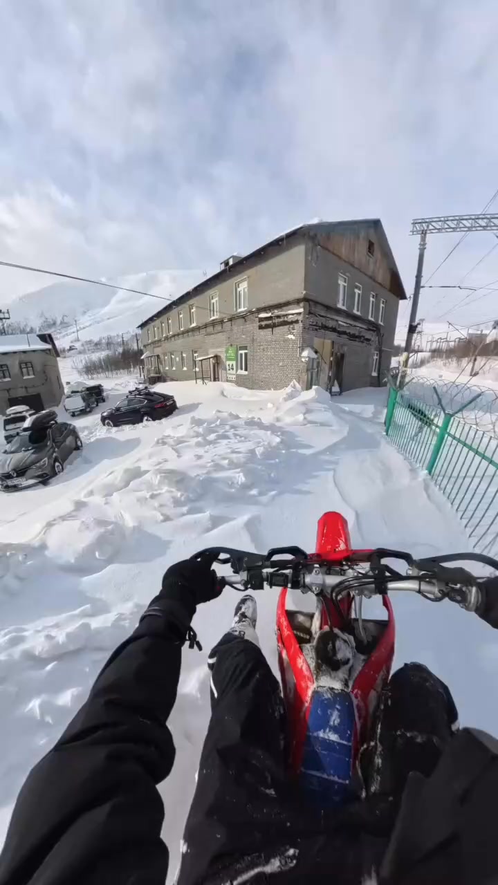 Have you ever gotten stuck in the middle of town? 😂

www.sledusa.com 

@max_khibiny #sledusa #snowmobiling #snowmobile #sledding #stuck