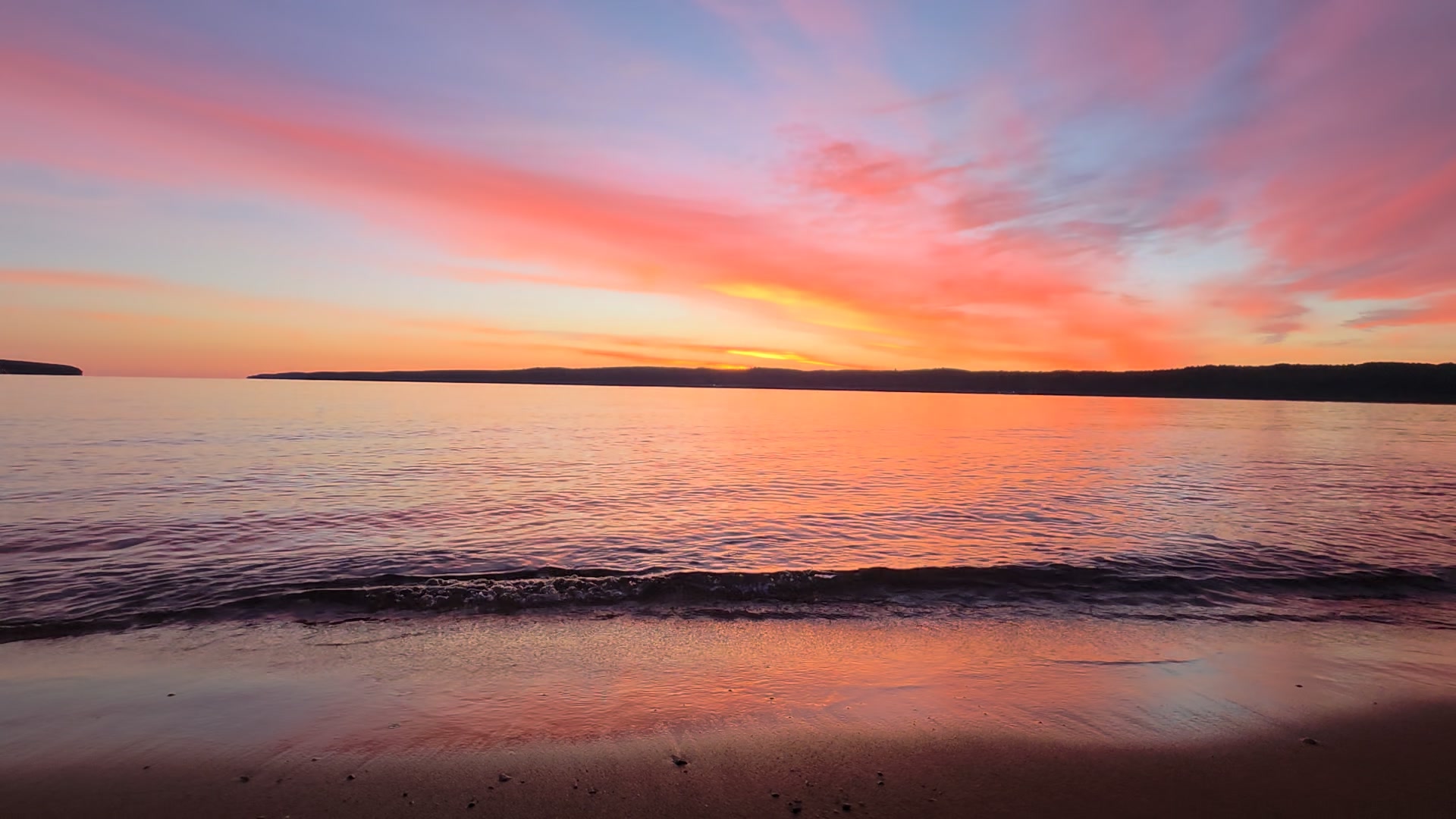 Happy Friday 💯 There's still lots of beautiful days to be had 🙌 Come stay with us Pictured Rocks Inn & Suites