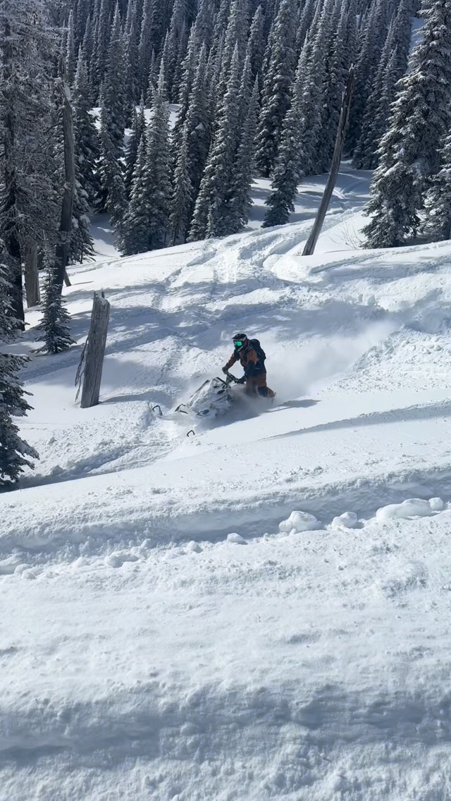 Was starting to forget what fresh snow was 😅👌🏽

@tempestoptics 
@oxbowgear 
@freshies_built 
@ridefastcompany 
•
•
•
•
•
•
•
•
•
•
•
•
•
•
•
•
•
#snowmobiling #backcountry #polaris #snow #fyp