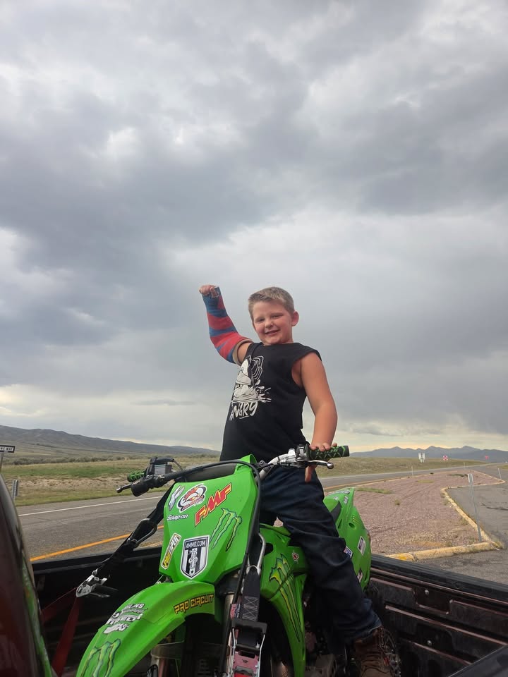 A broken arm won't stop me!!! 2 weeks since I broke it hopping some cool obstacles on my trials bike 🤣🤣
We sold my kx 65 to step up to a kx 85 for the trails! 
Here she is!   Time to modify it while I heal up! 
#kidswhoride #7yearsold #kx85  #Montana 
 Kawasaki USA 
Montana RidgeRunners -Youth