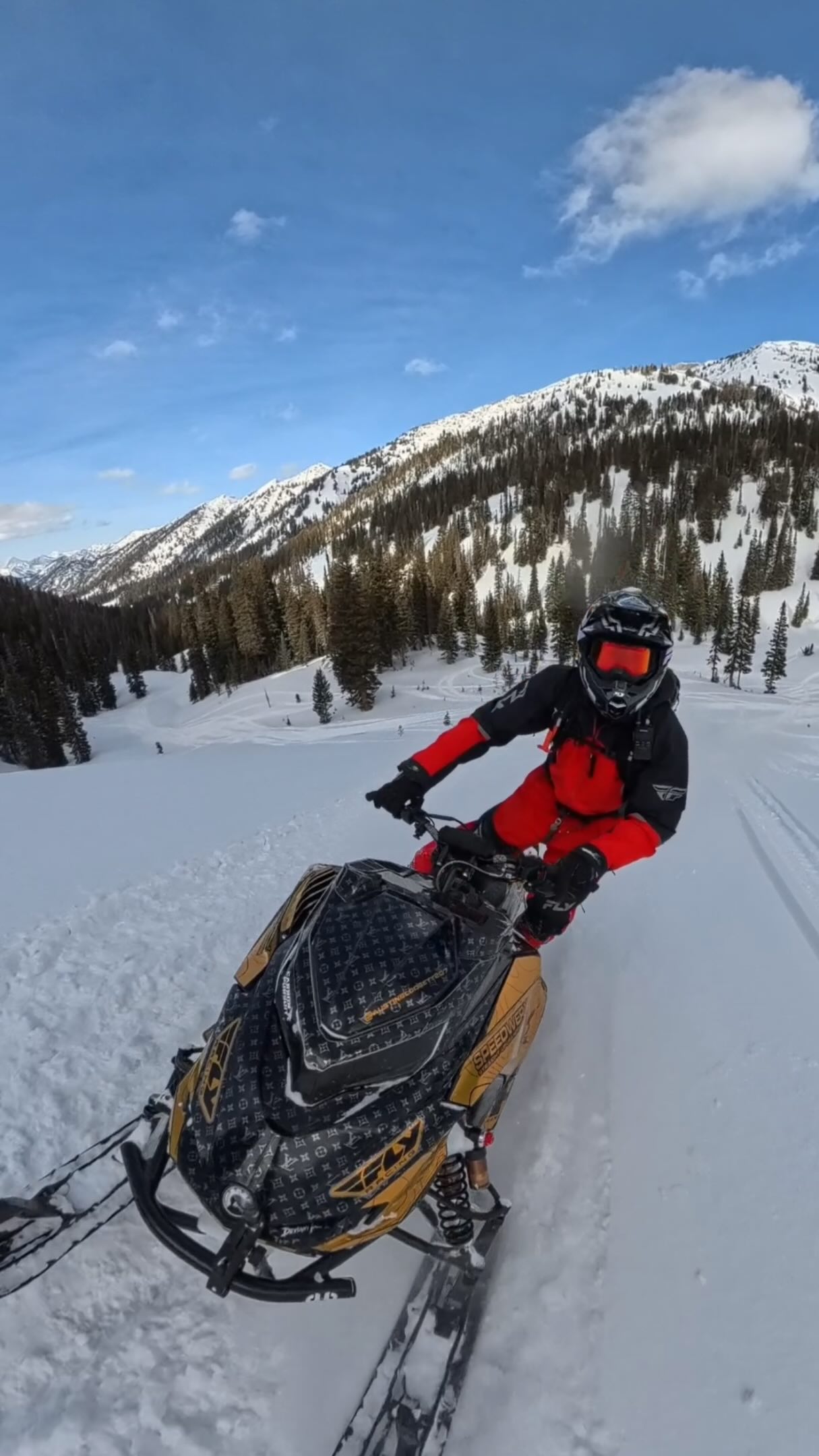 Graphics are getting unreal nowadays 🤯😂

#sledders #flyracing #lynxsnowmobiles