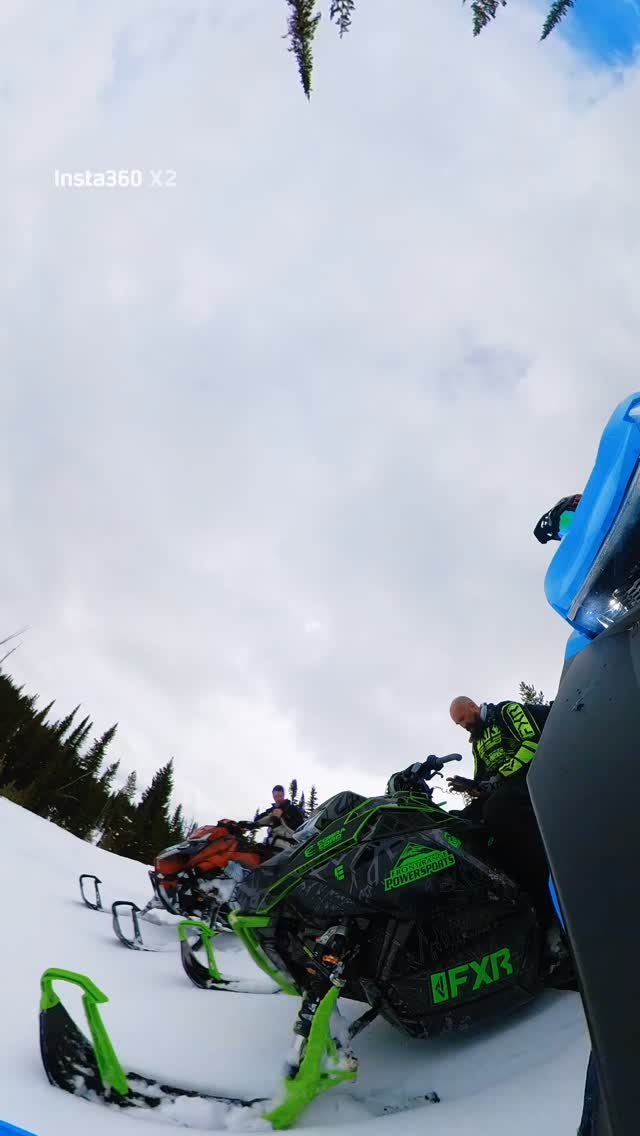 When the clouds begin to open up for the gang⛅️🌤️

@sledsend 
@freshies_built 
@carbonpursuit