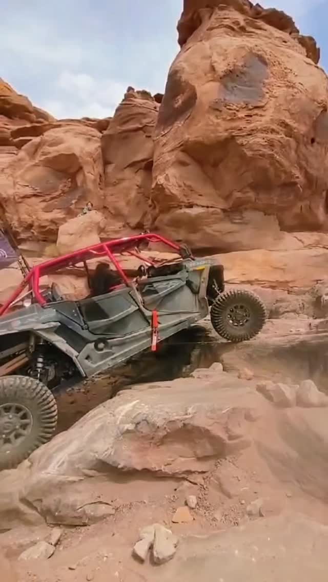 Everyone wants a built rig until it’s time to put it somewhere stupid 😮‍💨 couldn't do it without my spotter @nativerzr or my @voodoo.rr cage 💪

#cliffhanger #offroadgirls #sxs #desertmisfits #pink