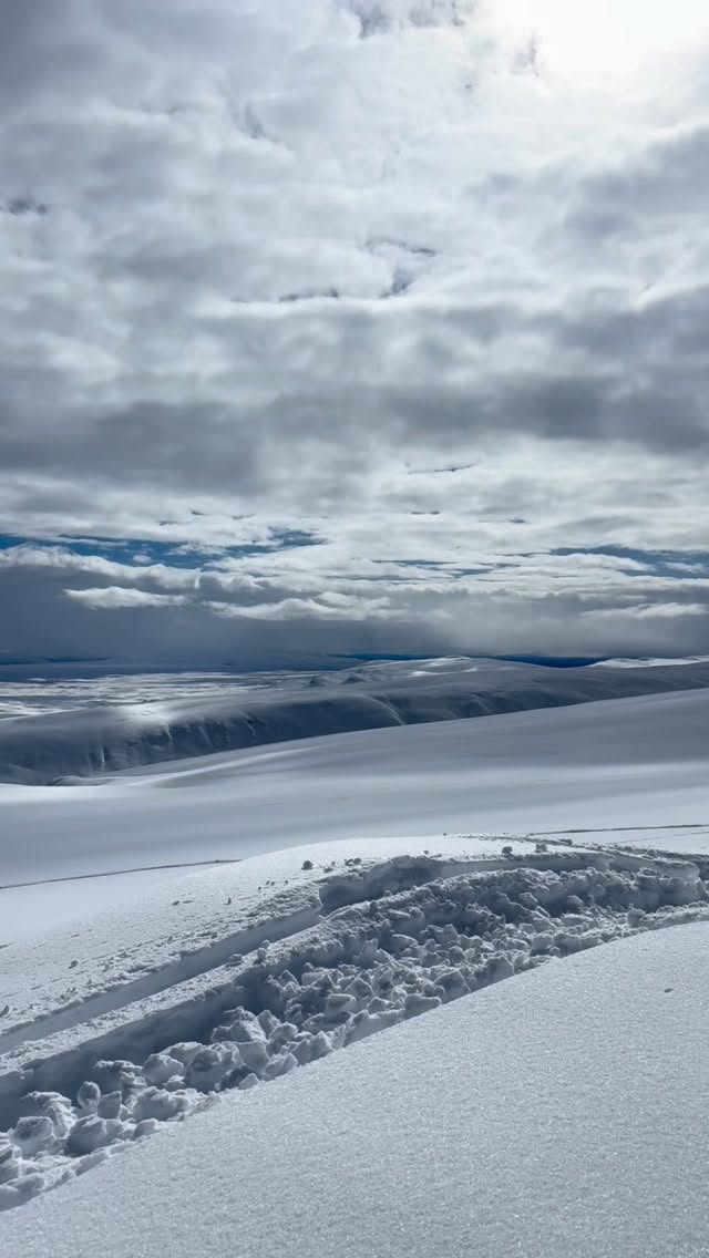 Can’t beat Alaska for spring sends with fresh powder @maclarenriverlodge @mbailey574 getting after it!  #alaska #airmiles #spring #mountains #sent 

@deltapowersports 
@dps_riders_team 
@dps_fairbanks 
@skidoo 
@glaciergrindcoffeeak 
@artworkbysierrawinter 
@klim 
@alaskaair 
@maclarenriverlodge