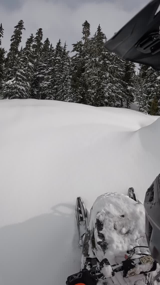 Full pull from the bottom of brandywine bowl up to metal dome.
.
.
.
.
.
.
.
.
.
,
#skidoo #snowmobiling #whistler #turbo #fyp