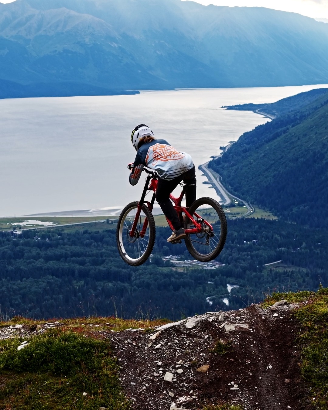 closing weekend is almost here 🗓️
Chair 6 is Spinning Saturday & Sunday 12-6pm. This is gonna be one for the books 👀 
Tag your shred crew in the comments 👇

📍 Alyeska Bike Park
📹 @tyclark_craglord 
🚲 @rkmtber