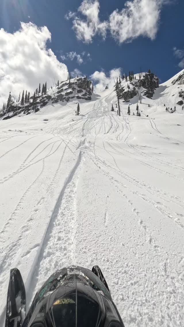 Spring lines and good times❄️
🎥@cgarard78
@montanagroundspro 
@freshies_built
@skidoo 
@tempestoptics 
@cheetah_snow 
@munstercanada 
@scsunlimited 
@backwoodsbmp
@duradeck 
#brpdealerambassador #ride #life #spring #snowmobiling