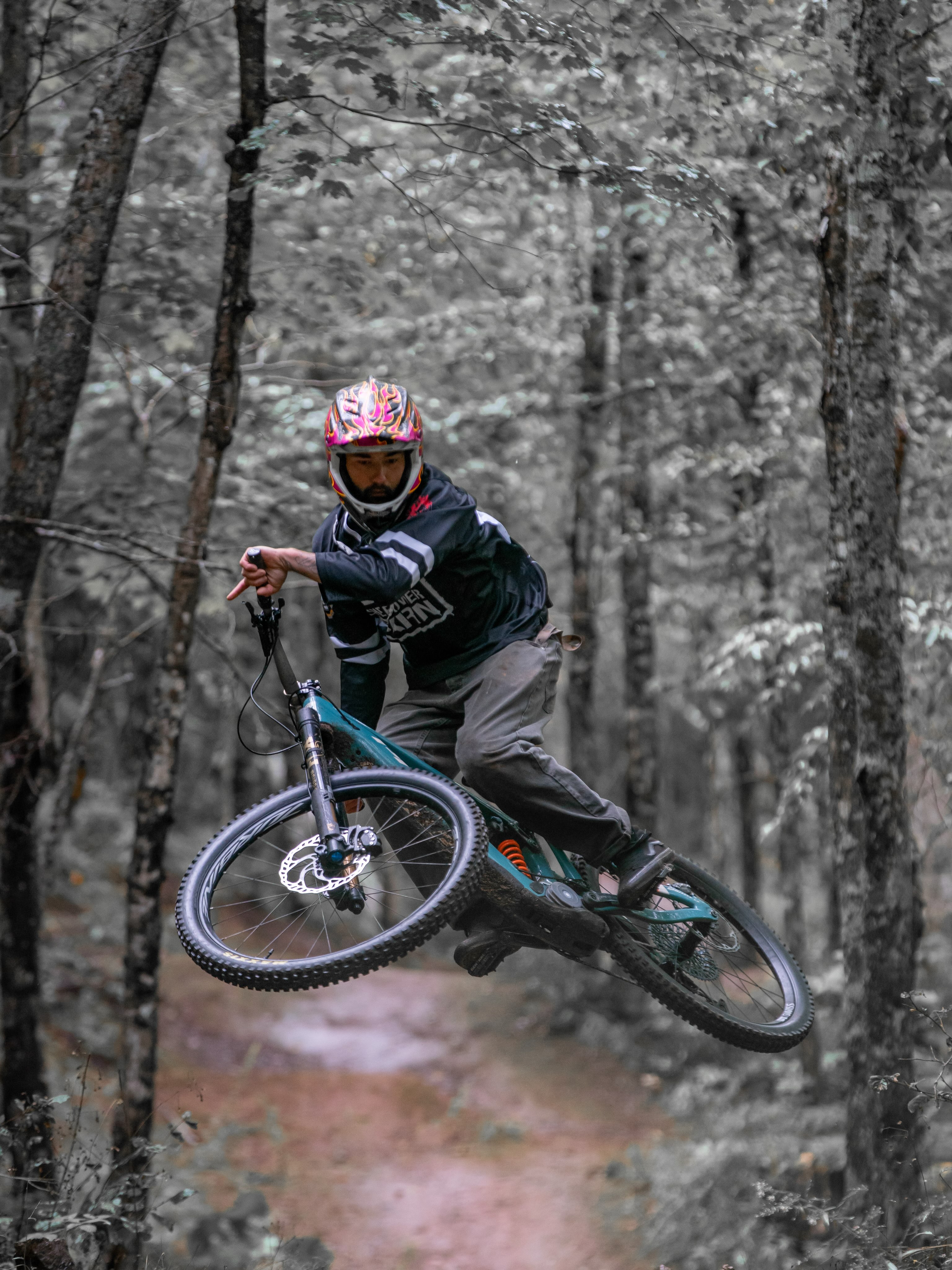New kits coming in 🔥

#bikes #mtb #freeride #theflowerbarn