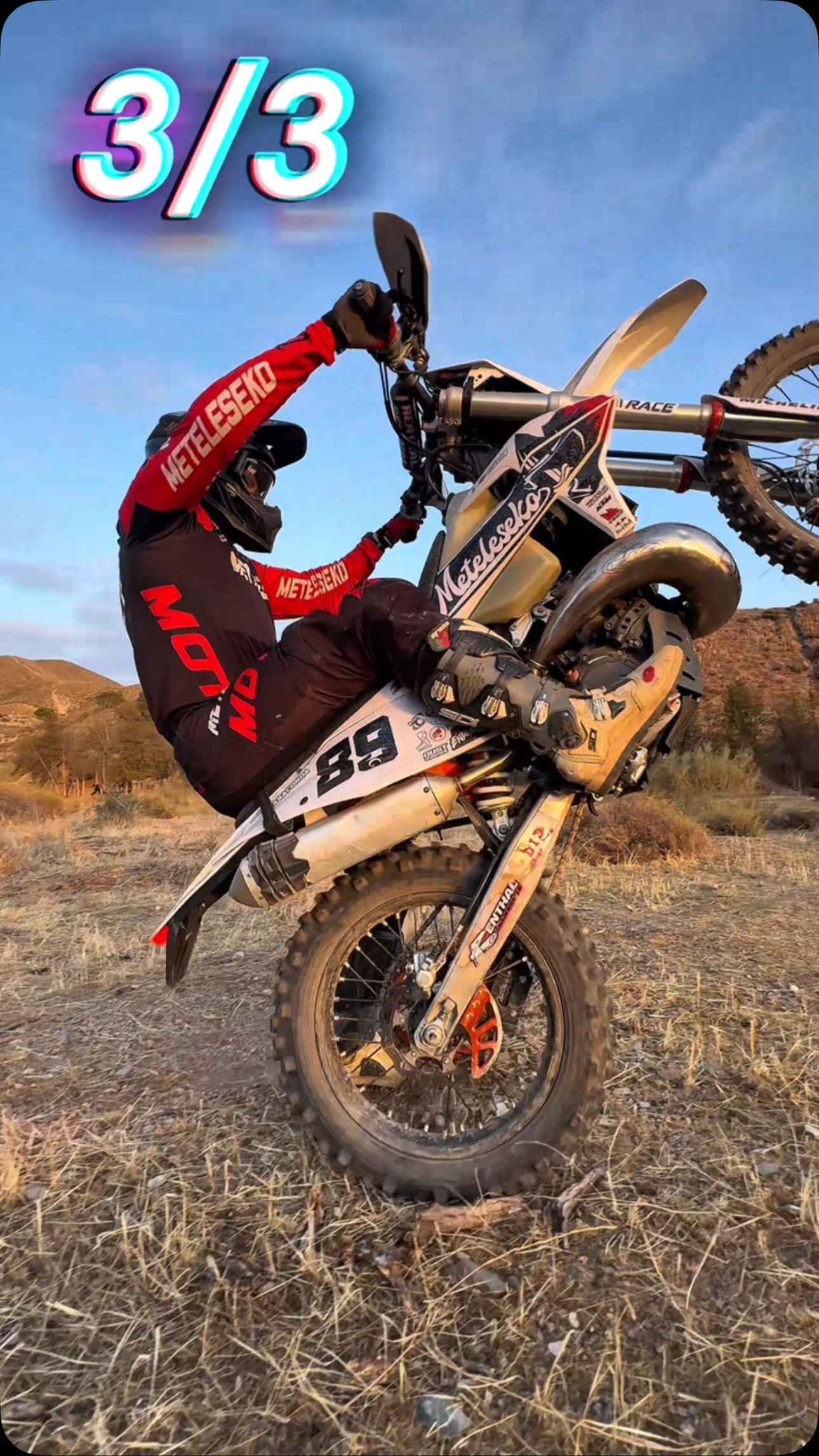 Sacar un pie en un wheelie no consiste solo en tener equilibrio… ☝️🏍️

La clave está en cómo mueves tu cuerpo para comprimir la suspensión delantera y conseguir que la moto suba de forma controlada. 💥

Una vez en el punto de equilibrio, el protagonista pasa a ser el freno trasero. 🦶⚠️ Es el que te permite mantener la moto en la vertical mientras sacas una pierna con seguridad y control.

Practica cada movimiento por separado, entiende qué hace la moto en cada momento y, sobre todo, no tengas prisa. La técnica siempre gana a la fuerza. 🙌

¿Cuál es el siguiente truco que te gustaría aprender? 👇

=

Taking one foot off during a wheelie isn’t just about balance… ☝️🏍️

The key is how you move your body to compress the front suspension and lift the bike in a controlled way. 💥

Once you reach the balance point, the rear brake becomes your best friend. 🦶⚠️ It allows you to keep the bike perfectly balanced while safely taking one foot off.

Practice each movement separately, understand how the bike reacts, and most importantly, don’t rush the process. Technique will always beat strength. 🙌

What trick would you like to learn next? 👇

#WheelieTutorial #WheelieLife #Caballito #MotoTips #HardEnduro