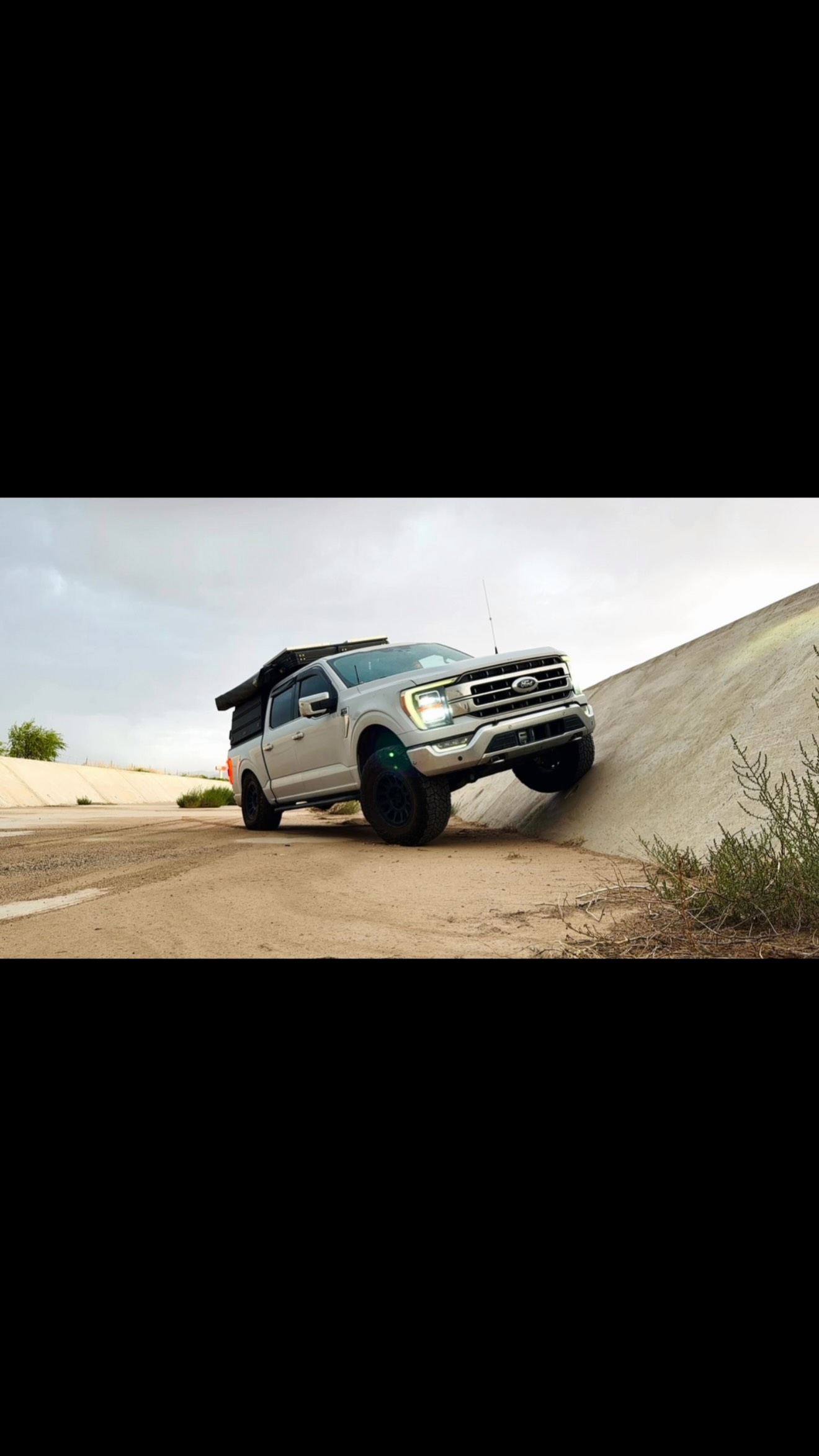 Just a little flexing with the @haloliftsusa and the @bynd4x4 and @cavalier.lighting 

Man these @methodracewheels are looking good and have the @specialty_products_company upper control arms just poking above the tire.
