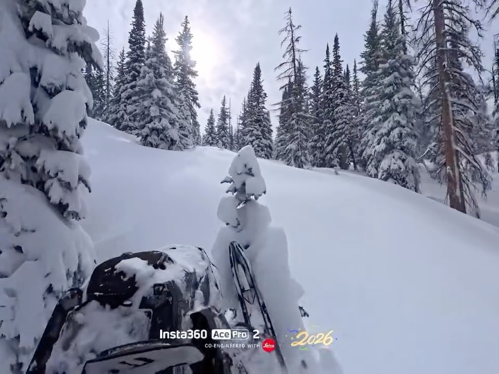 When the snow is this deep, lines like this are 90% snowmobile capabilities and 10% rider skill. 
@skidoo expert 154 wide open in “business” mode works awesome for climbing😮‍💨✊

@bsb_fab 
@wellerrecreationutah 
@oxbowgear 
@arvaequipment 
@mountainlabgear 
@tempestoptics 
#snow 
#utah 
#snowmobiling 
#turbo 
#thatskidoofeeling