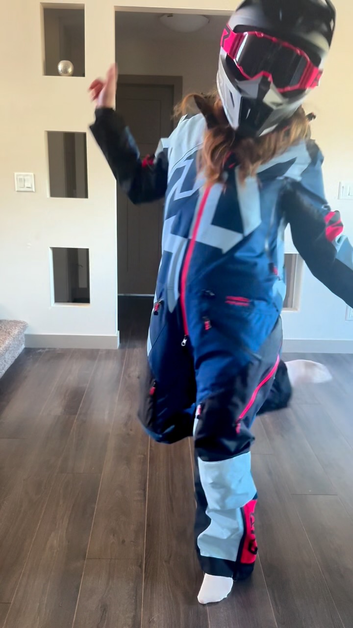 @fxrracing has me falling for the new 2027 gear.. especially the new Apex helmet! Super light, slim design and with the amazing  quick release feature. Feels super comfy…paired with the Maverick Prime snow goggle 👌🏻👌🏻 yasssss. Finishing off with the Cold Cross CX Lite mono 😎 @fxrsnow @fxrfactoryoutletsuperstore #sledding #mountains #braap #snowmobile #winter