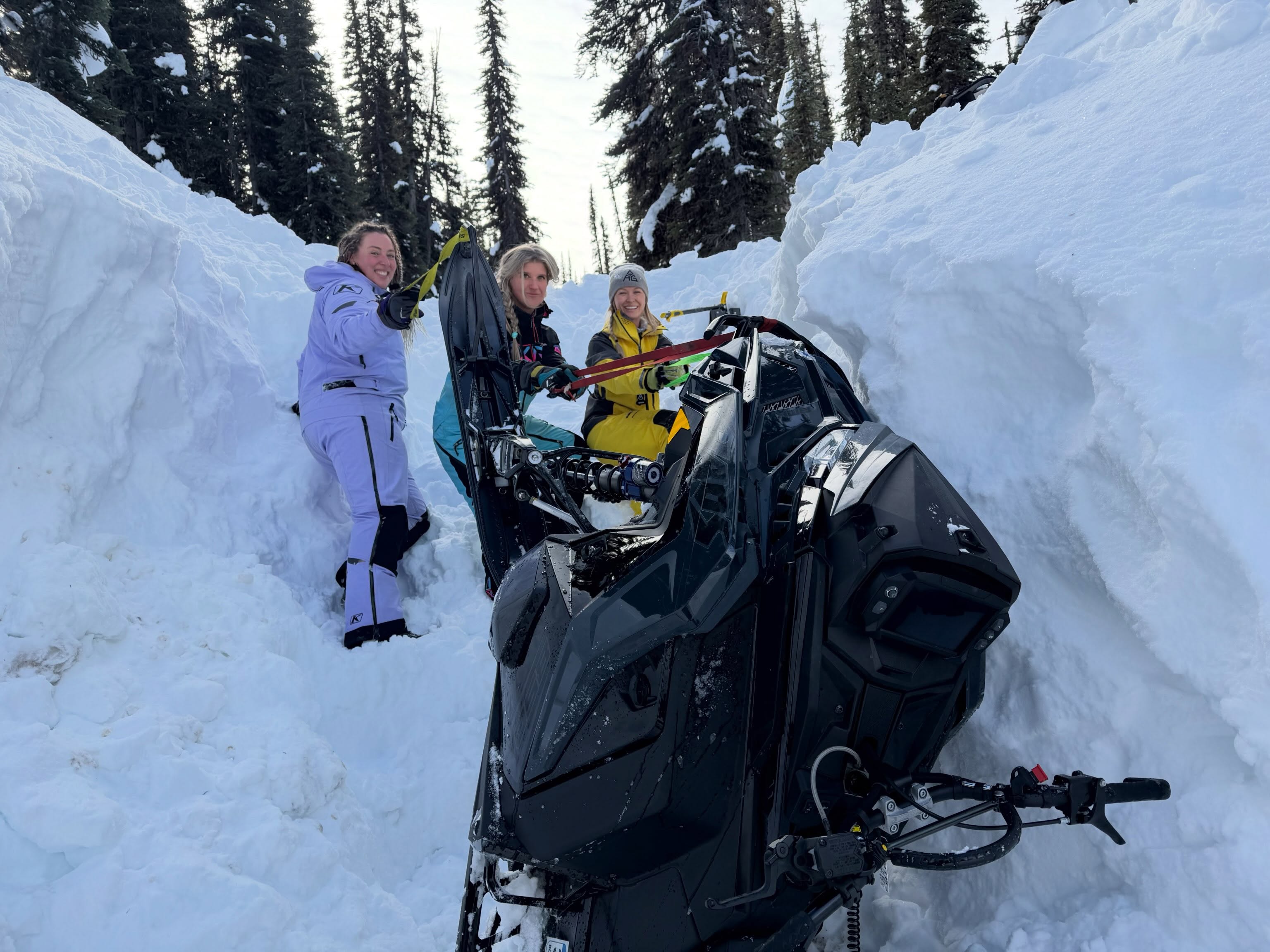 Ever had to pull on your husband’s skis? How about needing 3 girls to pull on your husband’s skis when he falls through into a creek. Swipe to hear the 🤭 giggles as we spend 30 minutes trying to be useful helping  @kendradrebit man Scott. Haha

#reallystuck #threegirls #snowmobilefails #goodtimes #sledding