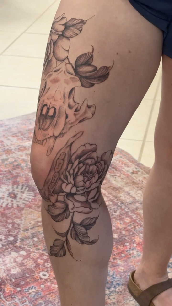 Ember is seriously the coolest person ever and she freaking killed it on my bear skull tattoo!! 🐻💀🖤⚡️
#legtattoos #girlswithtattoos #tattoo #grizzly #peonies