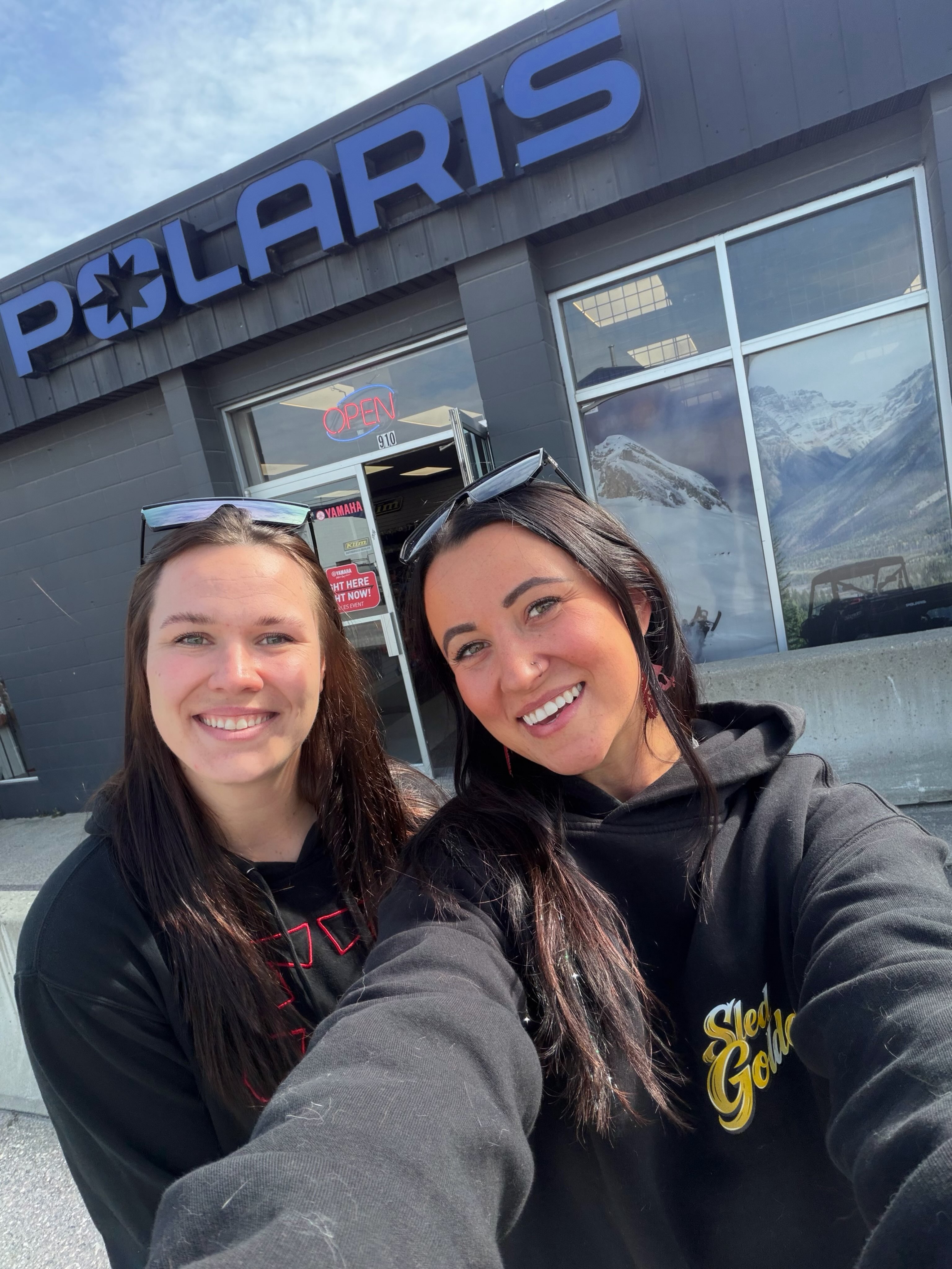 Golden ✔️ Got to have a really cool industry meeting with details to share soon AND a quick stop to visit the lovely @jordynwong_ at @mountain_motorsports 

There isn’t enough time on this earth to share with the wonderful humans that become friends that feel like home.