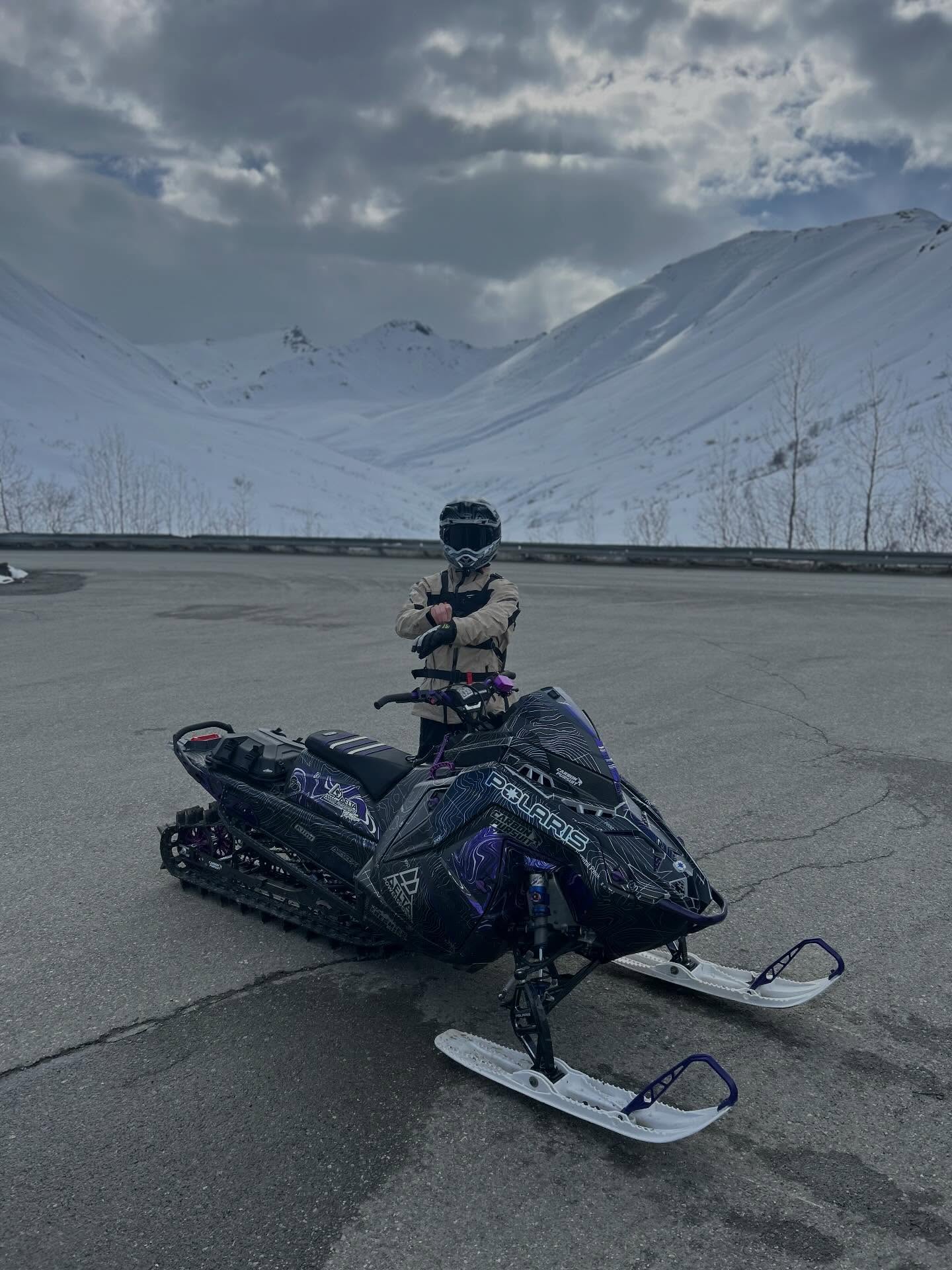 “Life is good you know what I mean”
@dps_fairbanks @dps_riders_team @arcticfxgraphics @polarissnow @freshies_built @cheetah_snow @klim @carbonpursuit @masonkroenke @john.ak907