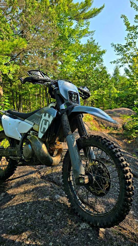 And that’s pretty damn close. 💚
—
Et franchement, c’est pas mal proche du bonheur. 💚 

#te300pro #singletrack #dirtbikelife #ridefree #sendit