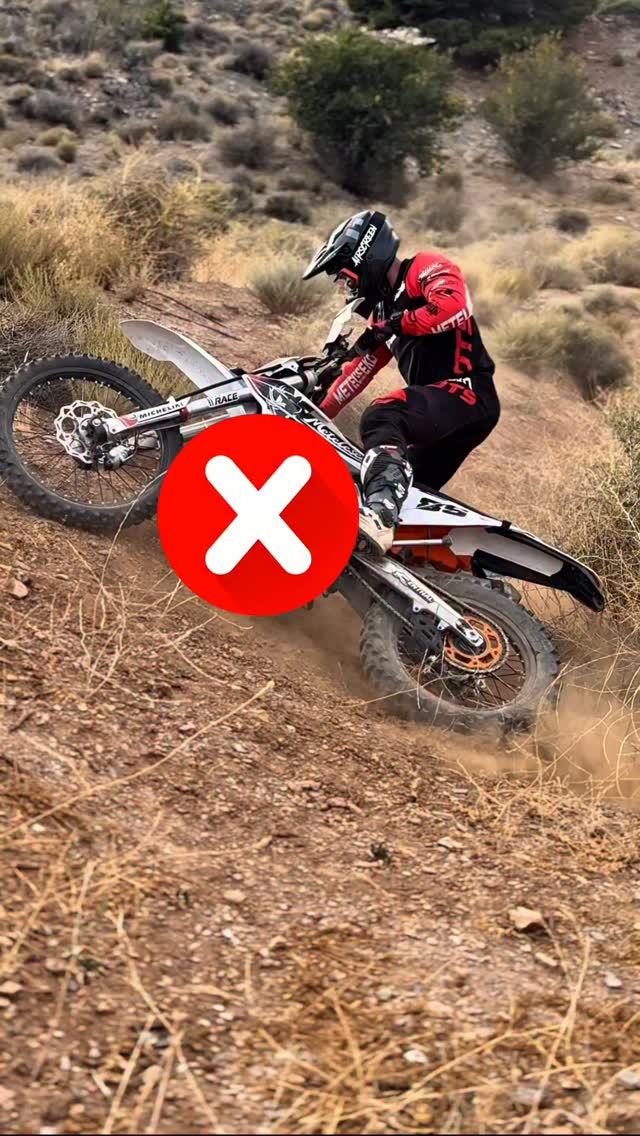 One of the most common mistakes when riding side slopes in enduro 🏍️💨 is leaning the bike too much and taking weight off it.

👉 Keep the right angle between the bike and the slope, maintain a constant throttle 🎚️ and, most importantly, keep your weight properly on the bike to maintain grip and control 💪🔥

If you need to correct your position, use your body to push when necessary and keep your foot firmly on the footpeg 🦶🏽.

Small details that can make a big difference to your pace, control and confidence on the bike 🚀💯

Practice, correct and improve. 🔥

Come on guys, LET’S METELESEKO! 🏁🤘

#Enduro #HardEnduro #EnduroLife #DirtBike #EnduroRiding