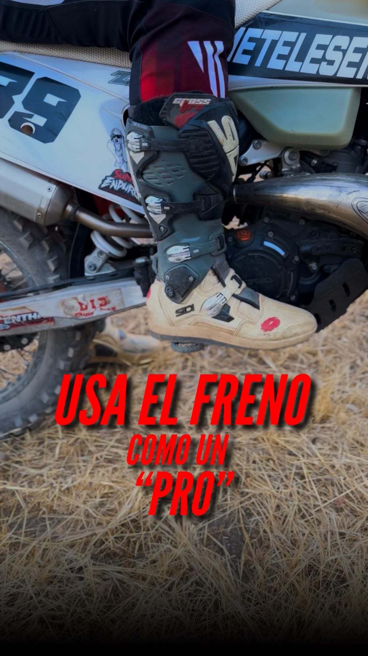 🚨 El freno trasero puede ser la diferencia entre salvar la situación o acabar en el suelo.

Cuando practicamos hard enduro 🏍️, muchas veces nos centramos en el gas, el embrague o en superar el obstáculo, pero olvidamos una de las herramientas más importantes: el freno trasero.

Aprender a utilizarlo de forma automática en situaciones de emergencia ⚠️ puede evitar que la moto se levante más de la cuenta y termine lanzándote de espaldas. Cuanto más entrenes este reflejo, más control y seguridad tendrás cuando las cosas no salgan como habías planeado.

Esta técnica no solo sirve para los caballitos ⬆️; mejora tu control general de la moto y te aporta confianza en subidas, escalones, zonas técnicas y momentos de máxima exigencia 💪.

🎯 Entrena la técnica antes de necesitarla. Cuando llegue la emergencia, ya será demasiado tarde para aprender.

🏍️🔥 Practica, repite y conviértelo en un reflejo.

=

🚨 The rear brake can be the difference between saving the situation or ending up on the ground.

When practicing hard enduro 🏍️, we often focus on the throttle, the clutch, or getting over the obstacle, but we forget one of the most important tools we have: the rear brake.

Learning to use it instinctively in emergency situations ⚠️ can prevent the bike from coming up too far and throwing you off the back. The more you train this reflex, the more control and confidence you’ll have when things don’t go according to plan.

This technique isn’t just useful for wheelies ⬆️; it improves your overall bike control and gives you confidence on climbs, ledges, technical sections, and high-pressure situations 💪.

🎯 Train the technique before you need it. When the emergency comes, it will already be too late to learn.

🏍️🔥 Practice, repeat, and make it a reflex.

HardEnduro EnduroLife EnduroTraining OffRoad MotoSkills