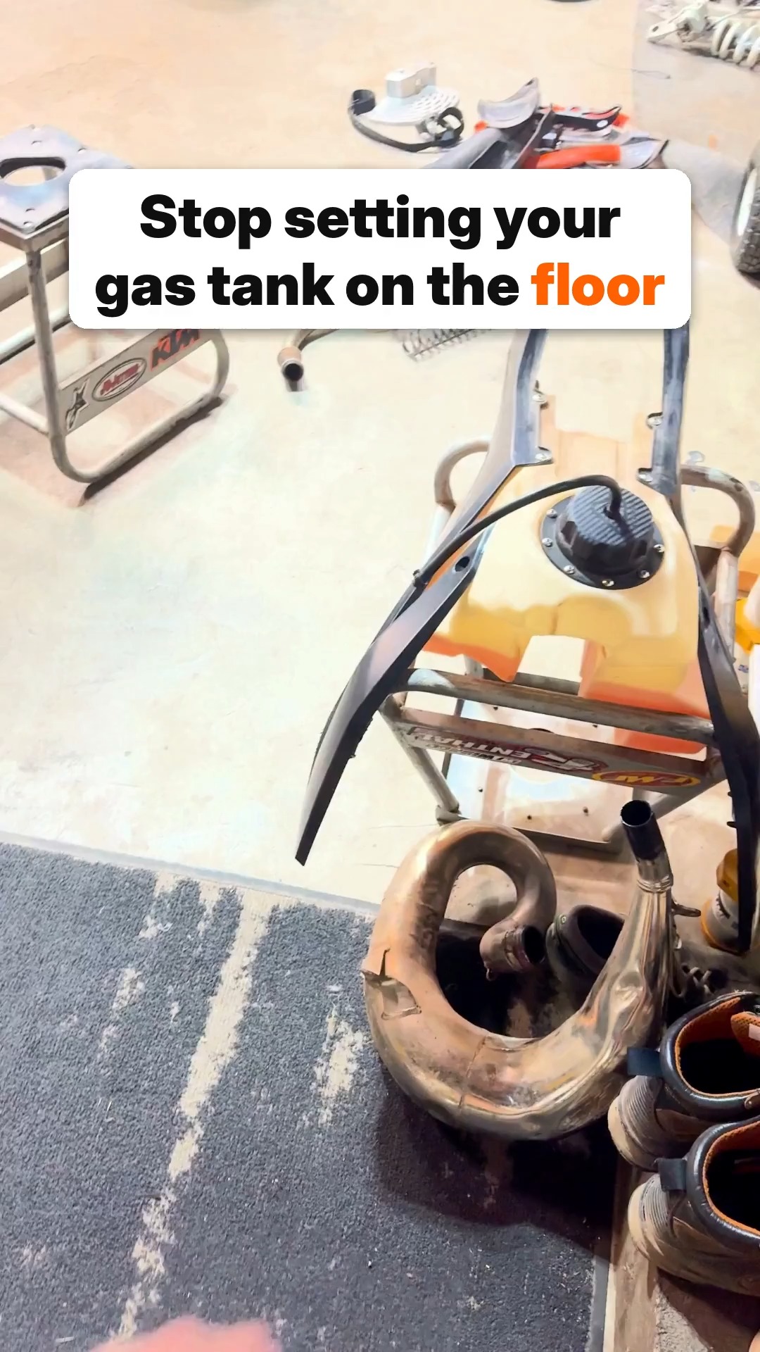 Somebody showed me this one and I haven't gone back. Tank sits on a moto stand so the plastics don't get bent at the corners. Who taught you this?

#dirtbike #2stroke #garagehacks #ktm #enduro #motohack