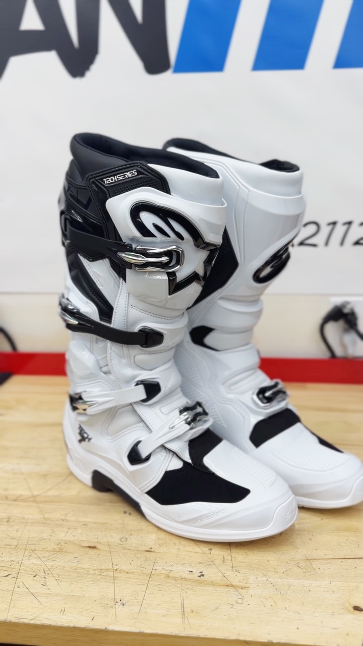 Are the @alpinestarsmx Tech 7’s still the greatest overall boot on the market? I think so, let me know what you guys think! These beauties are clean 🧼 
#motocross #dirtbikeboots #mxgear