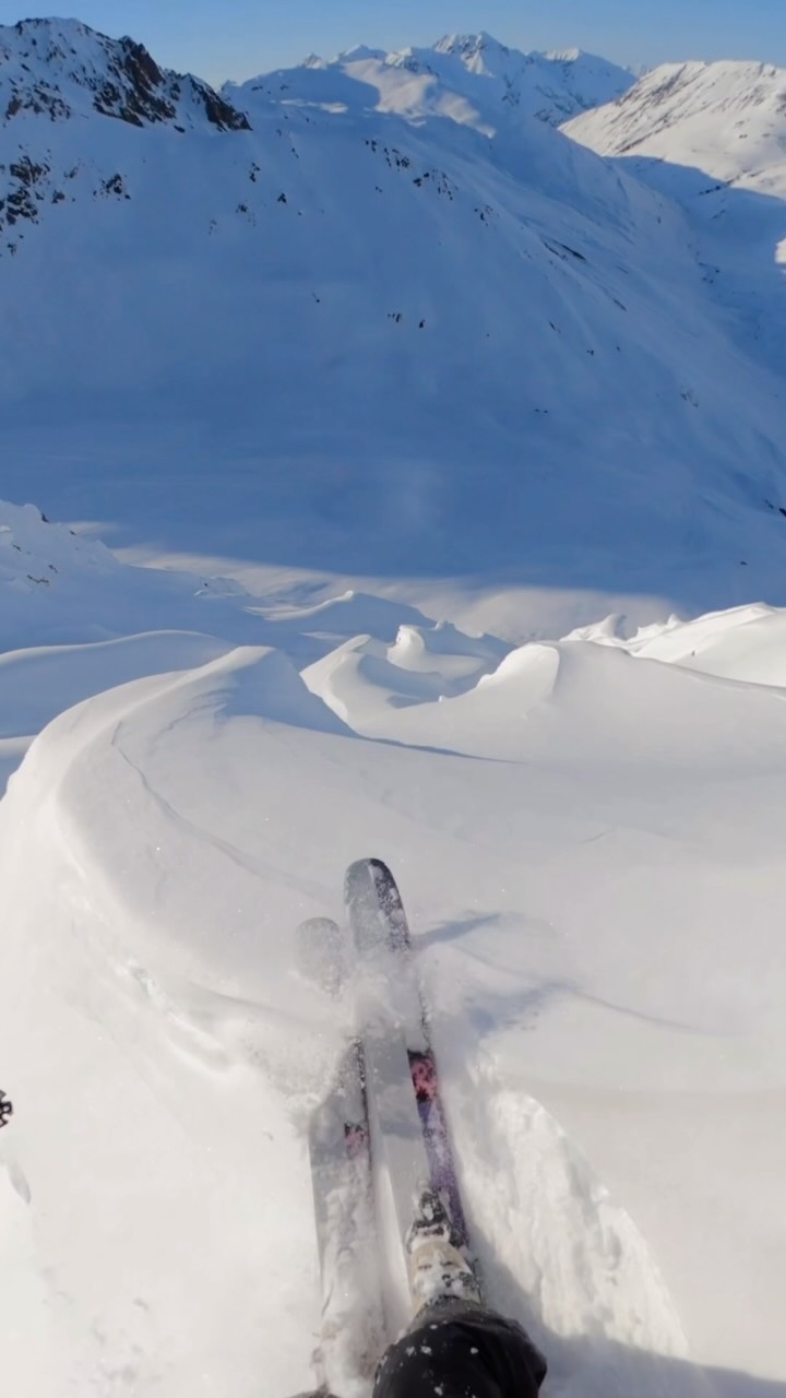 One of those moments when the Mountain feels more like a Wave that you are surfing down. 
🎥: @gopro Max
.
.
#alaska #iskiqst #winter