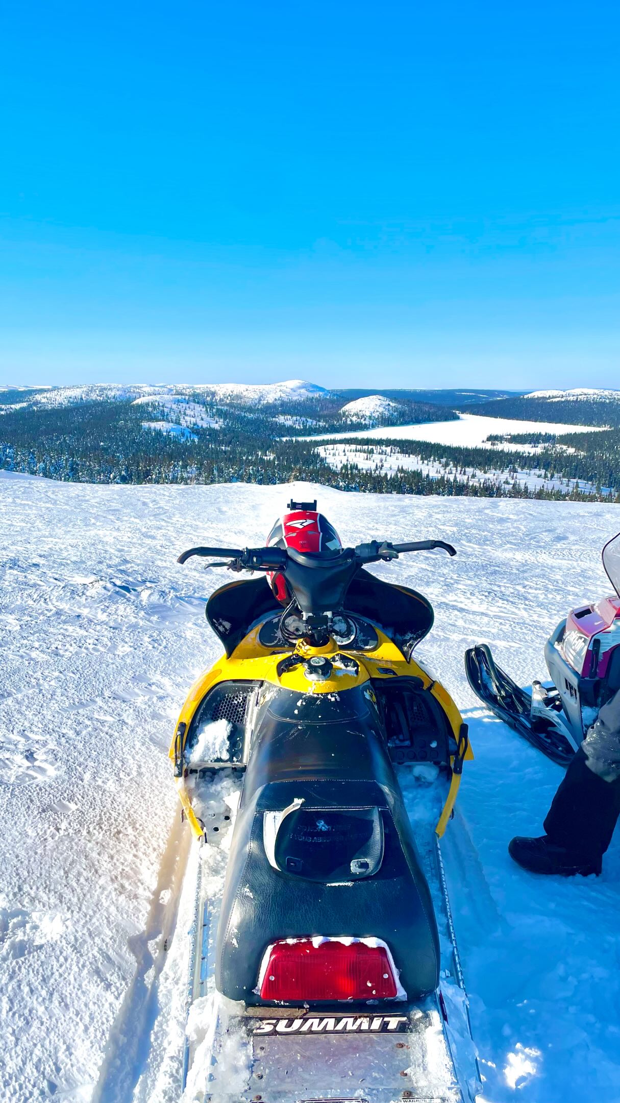 Mountain top -37°C + 57km/h wind. Hot Day 😂 with @mathistruchon 
🌄❄️❄️

#skidoo #mountain #snowmobile #north #snow