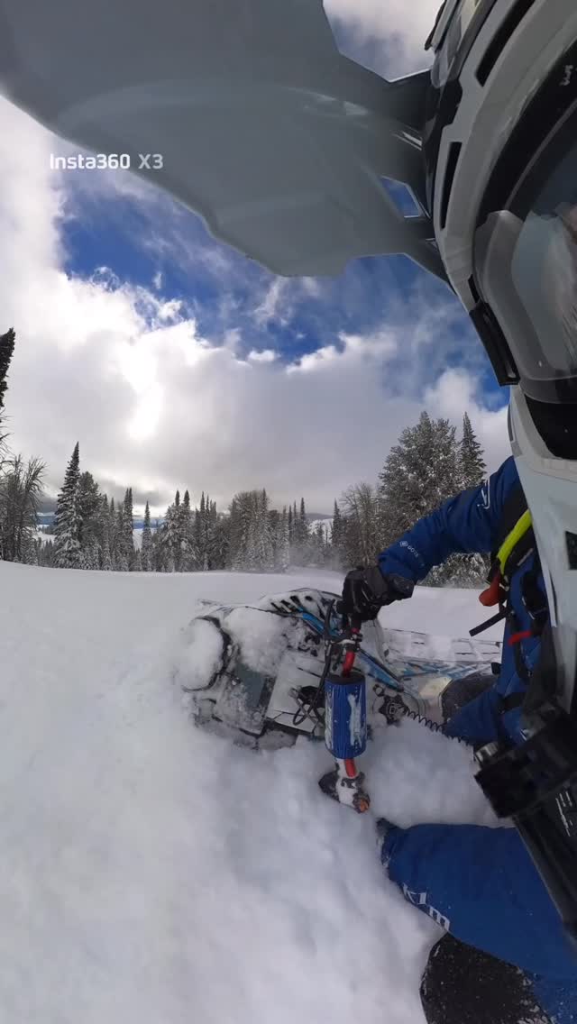 Full throttle all the way to the top! All smiles under the helmet with the boys after some fresh snow 🚀❄️❄️