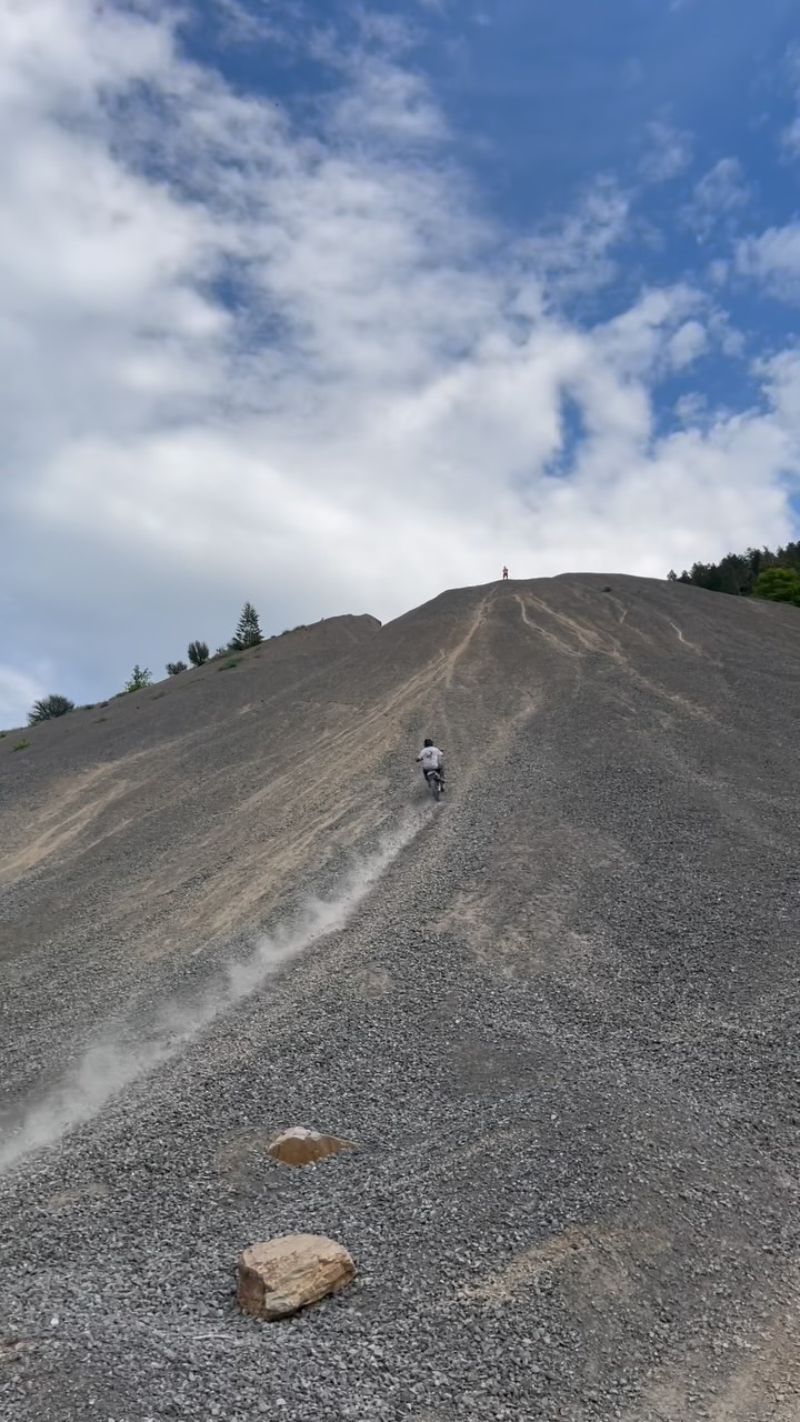 Definitely had to work for this one ✊🏼
.
.
.
@austin_jenkins15 📸 
@klthompson65 📸 
.
@tempestoptics 🥽
@castlexgear 🪖 
.
#hillclimb #dirtbike #tempestoptics #castlex #metalmulisha