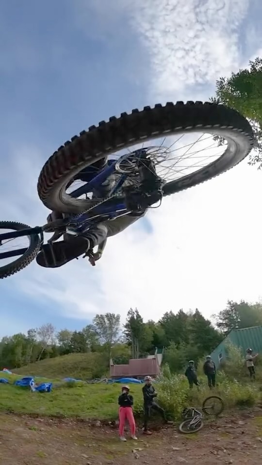 Jump train with the boys! So amped on this 
@yoannbarelli 
@ztipsetan 
@intothegnar 
📸 @thealmostkid 

#mtb #downhillmtb #gopro #bikes