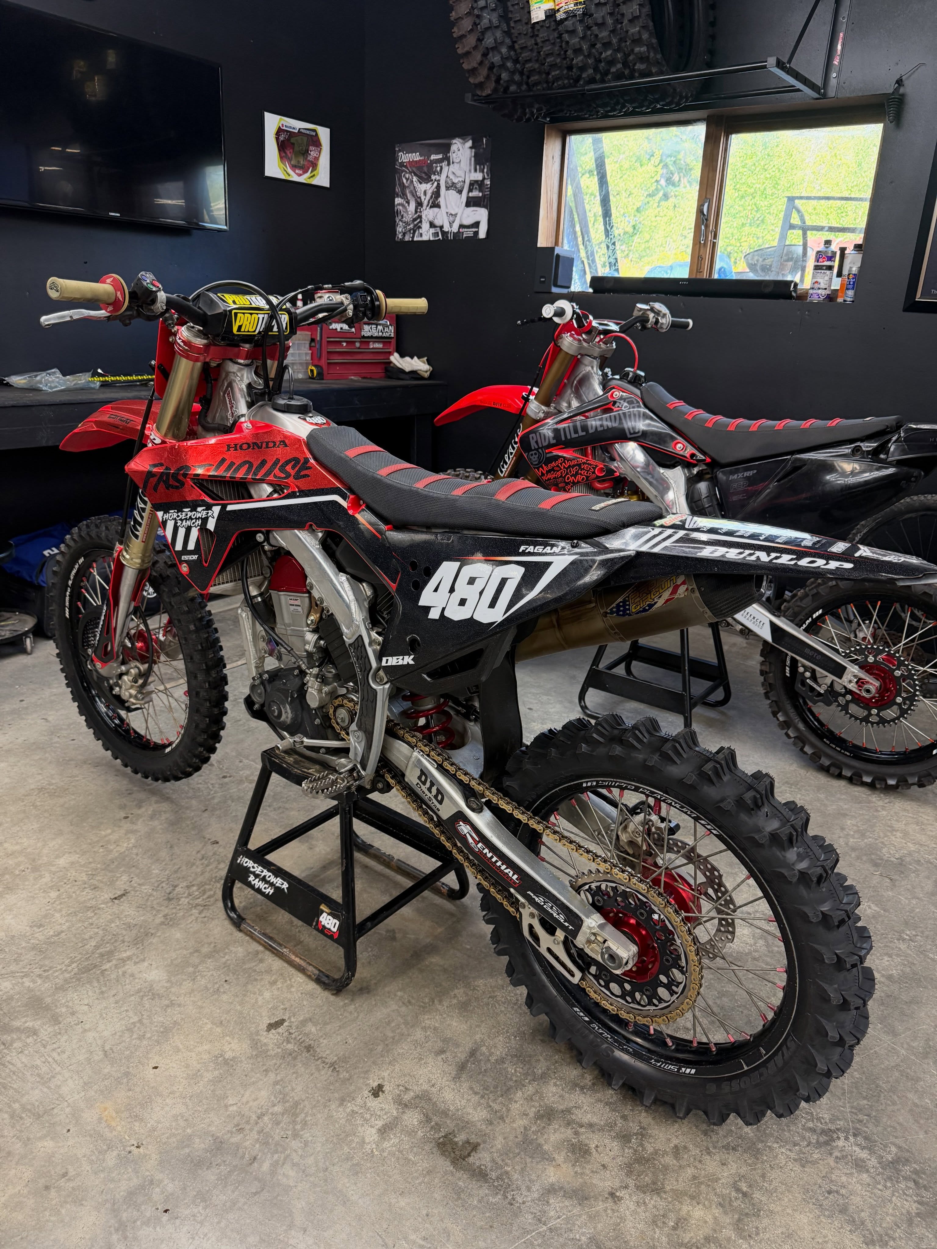 Race weekend ready! Stoked to drop the gates with the fella’s in Chetty this weekend! One of my favourite tracks in BC🤘🏼thanks to all my sponsors and supporters. Excited for the next few races this fall! @ridefast.crew @northernhydrate @throttlesisterhood @estickygraphics @ryland_findlay_  at Findlay Homes! Hopeing to bring home some hardware!