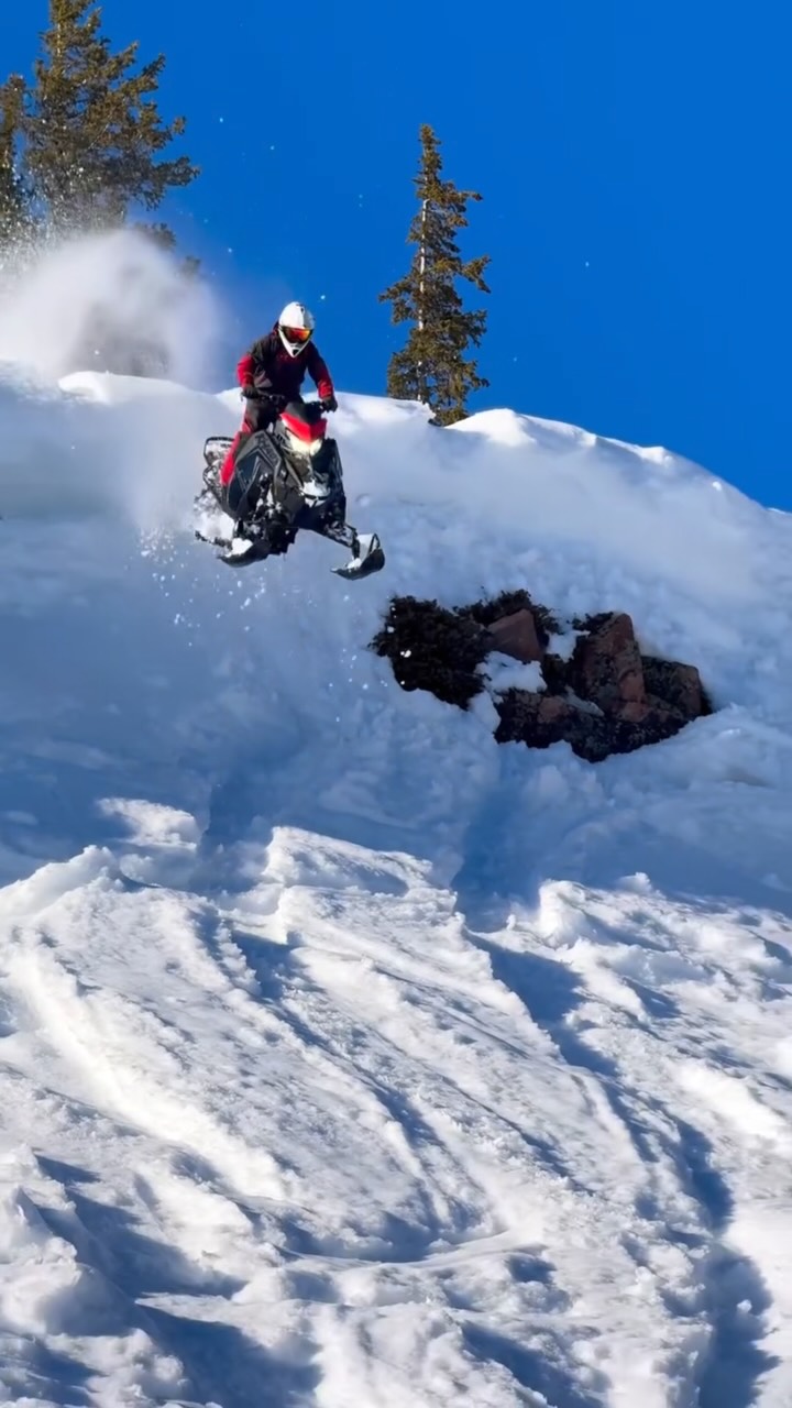 The first snow has fallen, It’s hard not to be pumped up! 
•
•
•
#summersucks #colorado #winter #snowmobiles @rockymountainsledrentals @snowchildclothing @klim