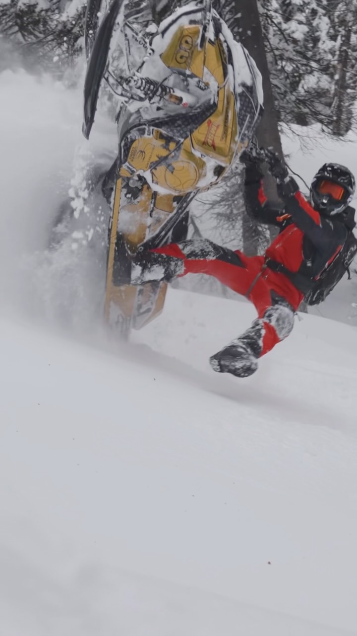 Way too hot up in here! 

#fyp #montana #snowmobile