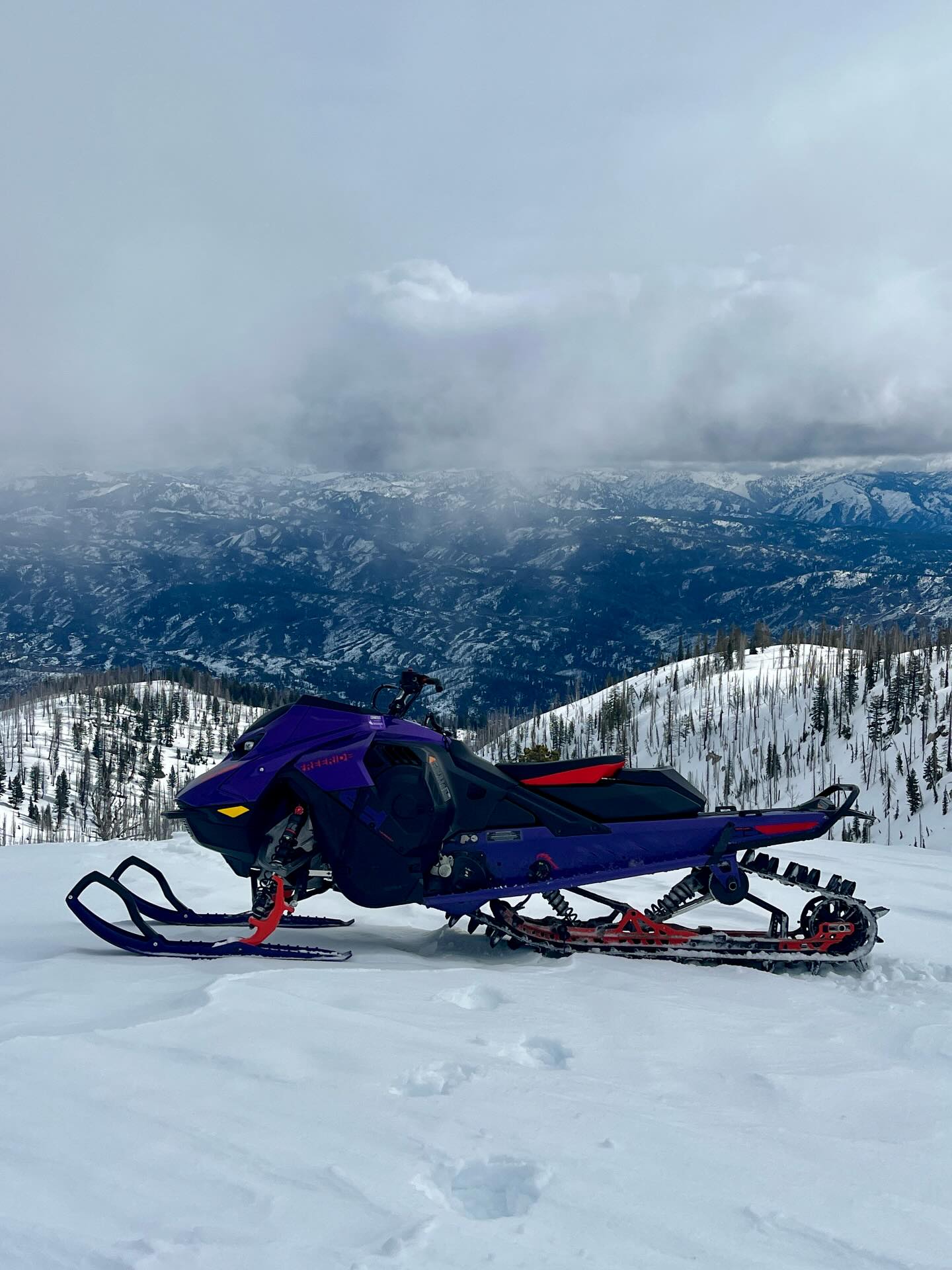 I was lucky enough to ride the new 2027 @skidoo Freeride Turbo R 147 prototype thanks to @jayverly! 

#snowmobile #snowday #skidoo #turbo #fyp