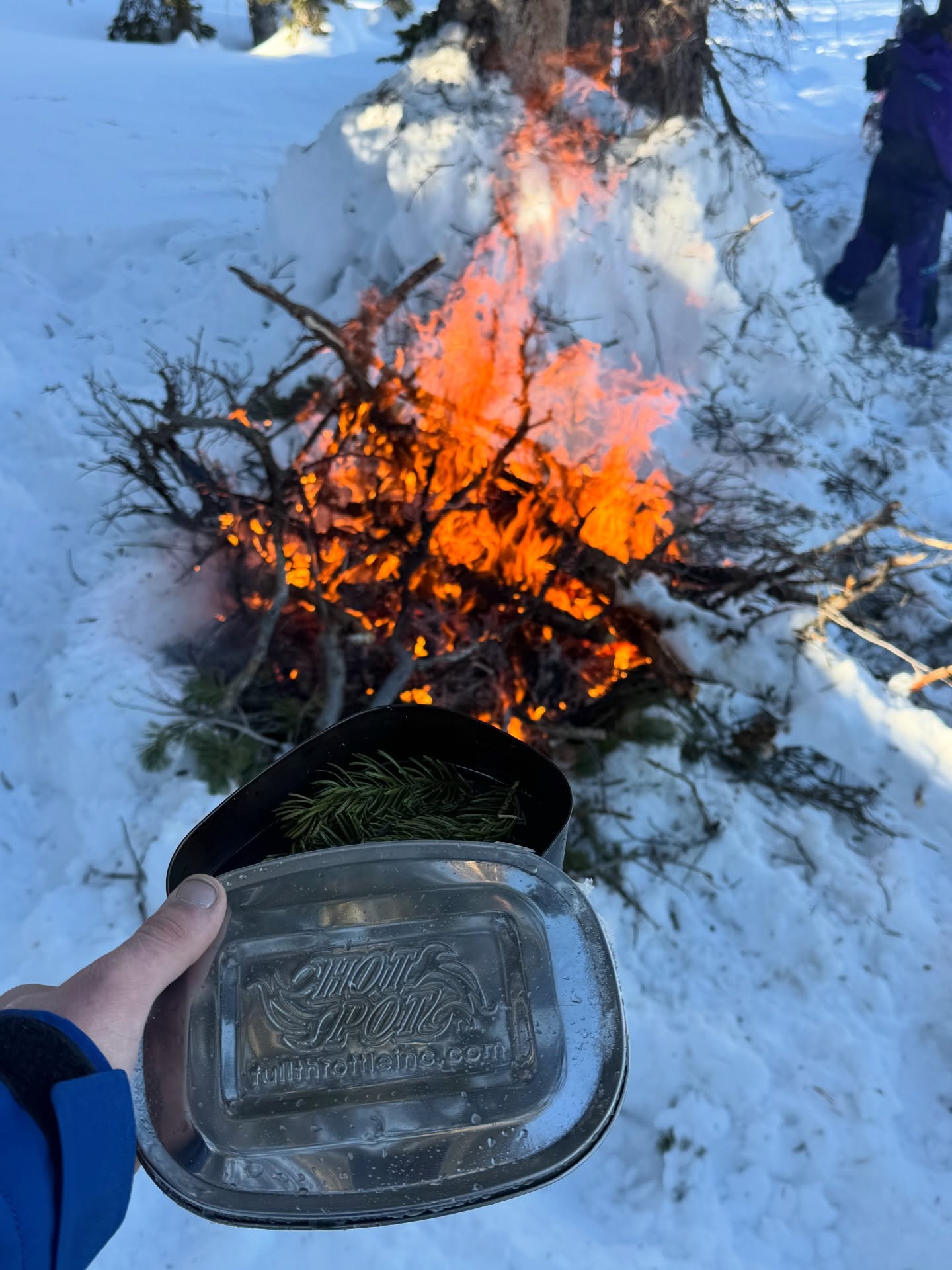 Nothing beats a day of riding and using the muff pot from @treyl_official @sledderbox to warm up some tea to keep me warm and refreshed 🤘🏻

#mountainfresh #therapy