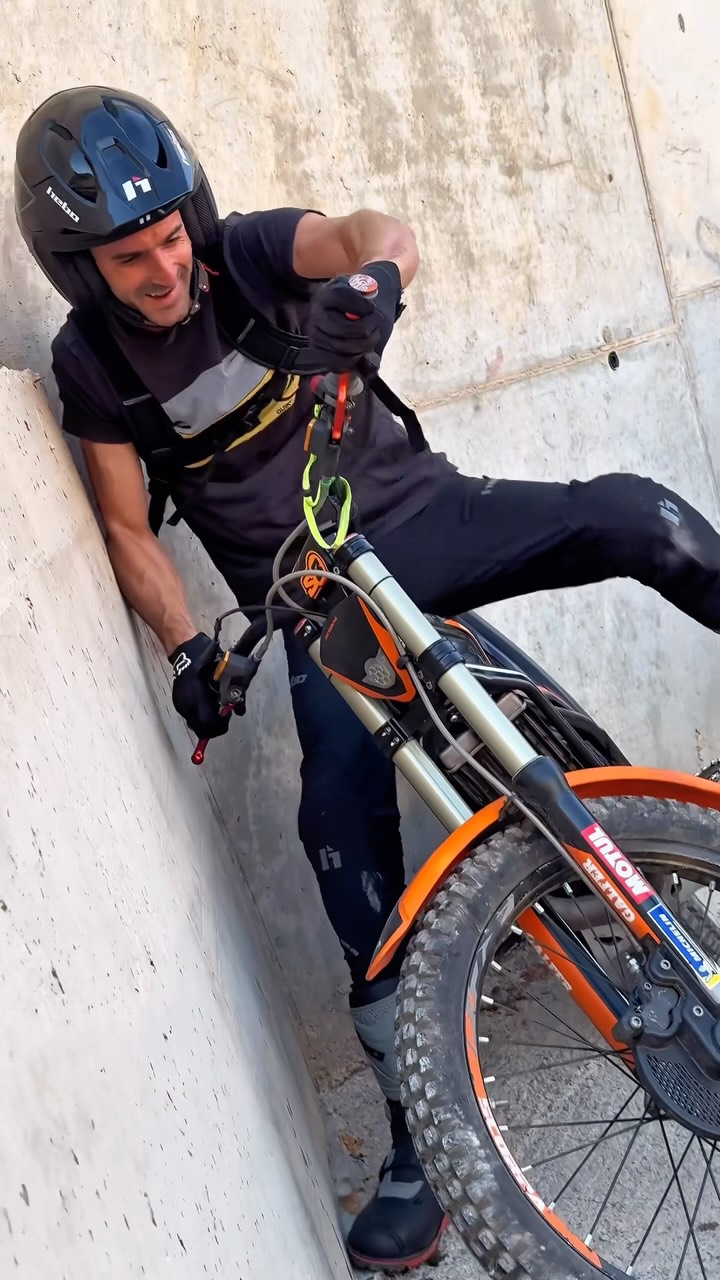 Una tarde de trial, risas y gas con un buen colega 🤘🔥

Hoy le tocaba estrenarse con la moto de trial… y creo que se lo pasó bastante bien 😂

Primera vez encima de una trial bike, descubriendo otro mundo de las dos ruedas y disfrutando cada minuto.

Al final, de eso se trata: moto, amigos y pasarlo como niños.

Y esto no ha hecho más que empezar… 🏍️💨

#Trial #MotoTrial #TrialBike #OffRoad #Enduro