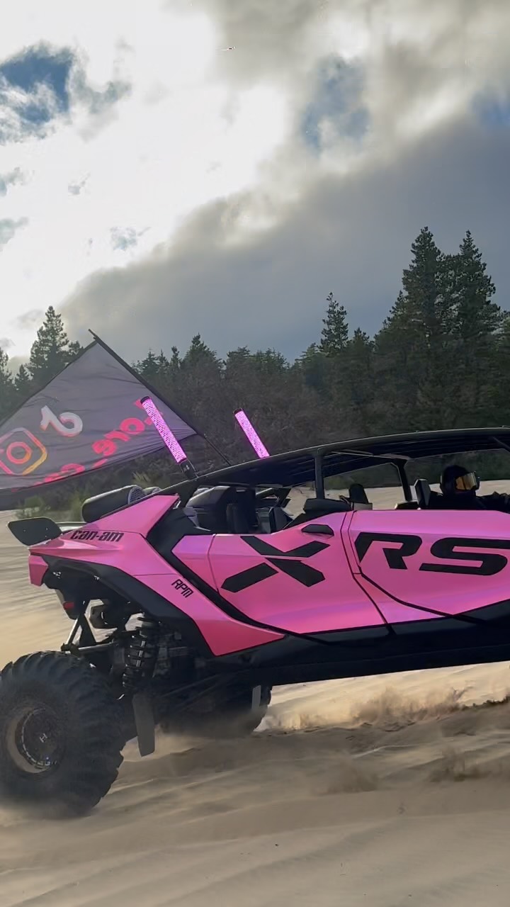 Fino y divino 🥰 #maverickr #canam #4x4 #pinkcanam #dunes 

Whiplights: @lucky_whips 
Wrap from : @alukovinyl_wrap 
Exhaust: @rpm_powersports 
Short Cage: @utvtrendz
Flag: @l3.canopy 
Pod-lights: @bajadesigns 
Sound system: @rockfordfosgate
Googles: @mxoptics