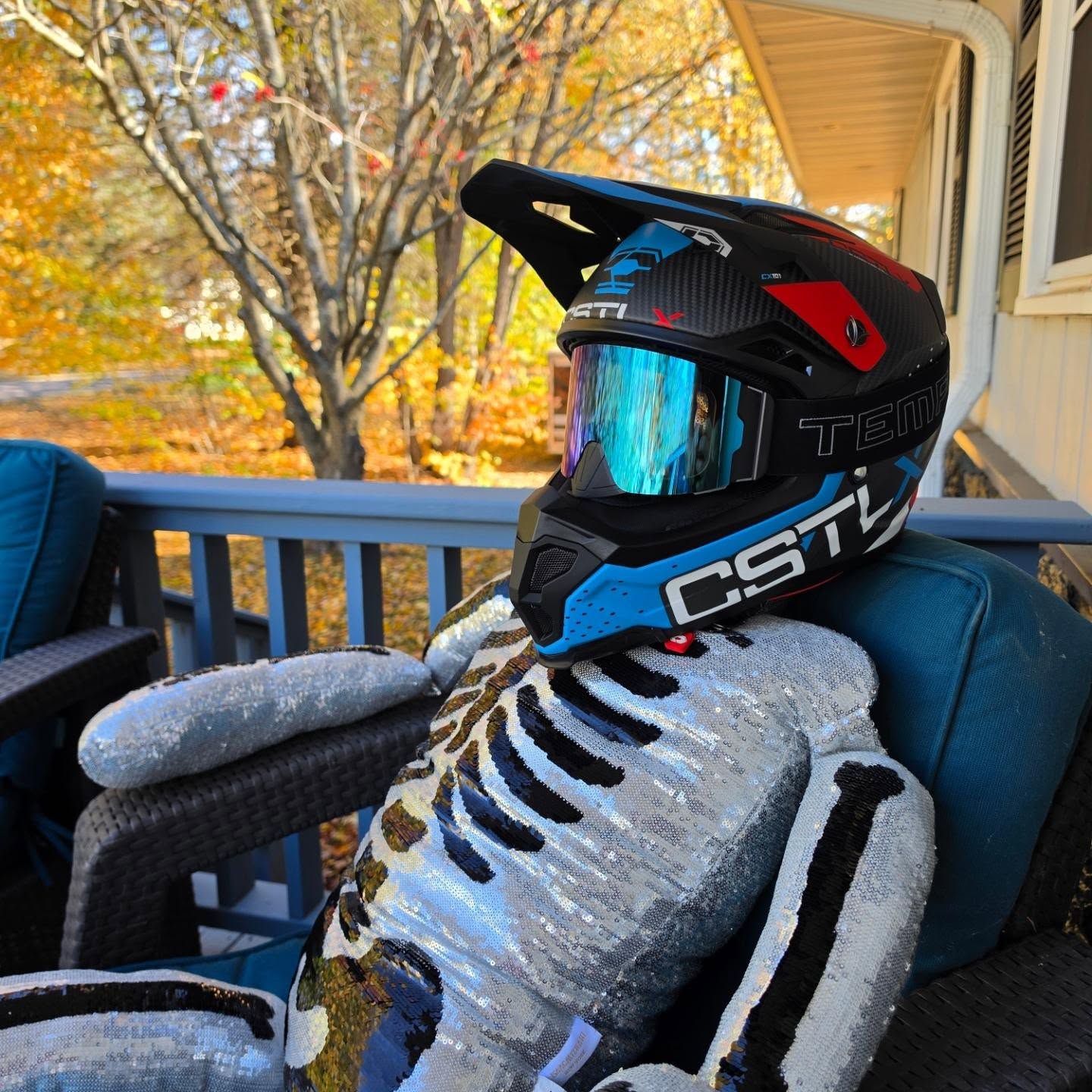 Over here dieing for winter to show up. Rocking my New @tempestoptics Heated Goggles and my New CX101 Carbon Helmet @castlexgear 🤟🙏❄️ 
#killallfog #castlexgear #tempestoptics #snow 
#fallvibes