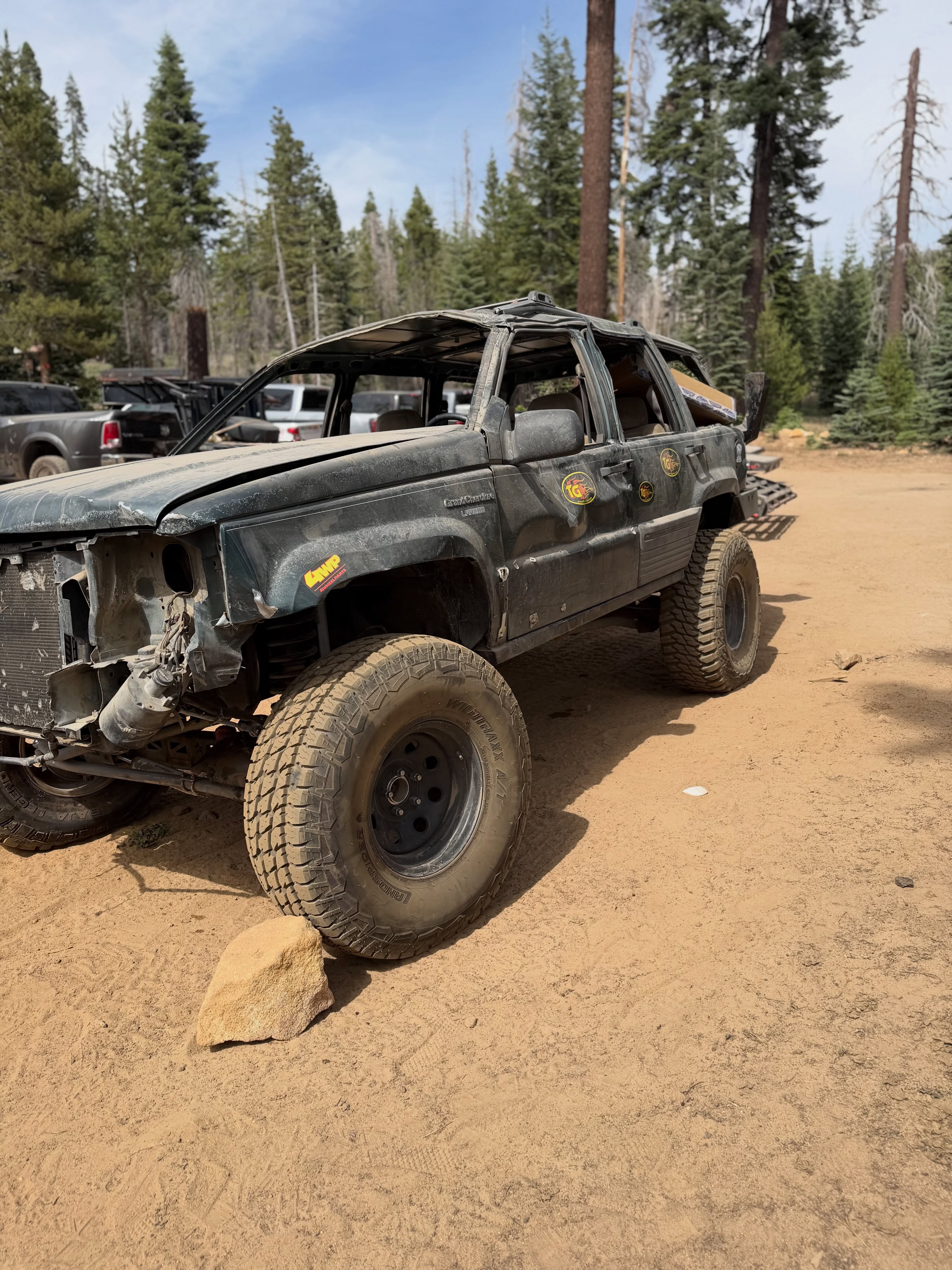 Saw this sitting out at the Sand Flats staging area on the way to Strawberry Lake. No clue what trail it happened on but it looks like it was a wild ride. Hope they’re all good. 

#offroad #4x4 #jeep