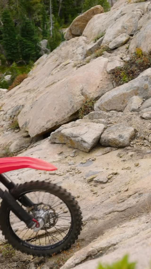 I like the @cheetah_motos  Howler Bars 1/2” rise. The Ultra Low bar help give me more room to pull up and more room to get my body over the front of the bike. Also running the small bar pad in this clip. Go try them out for yourself! 🍻🤘🏽

🎥 @generikal 

#handlebars #dirtbikes #hardenduro