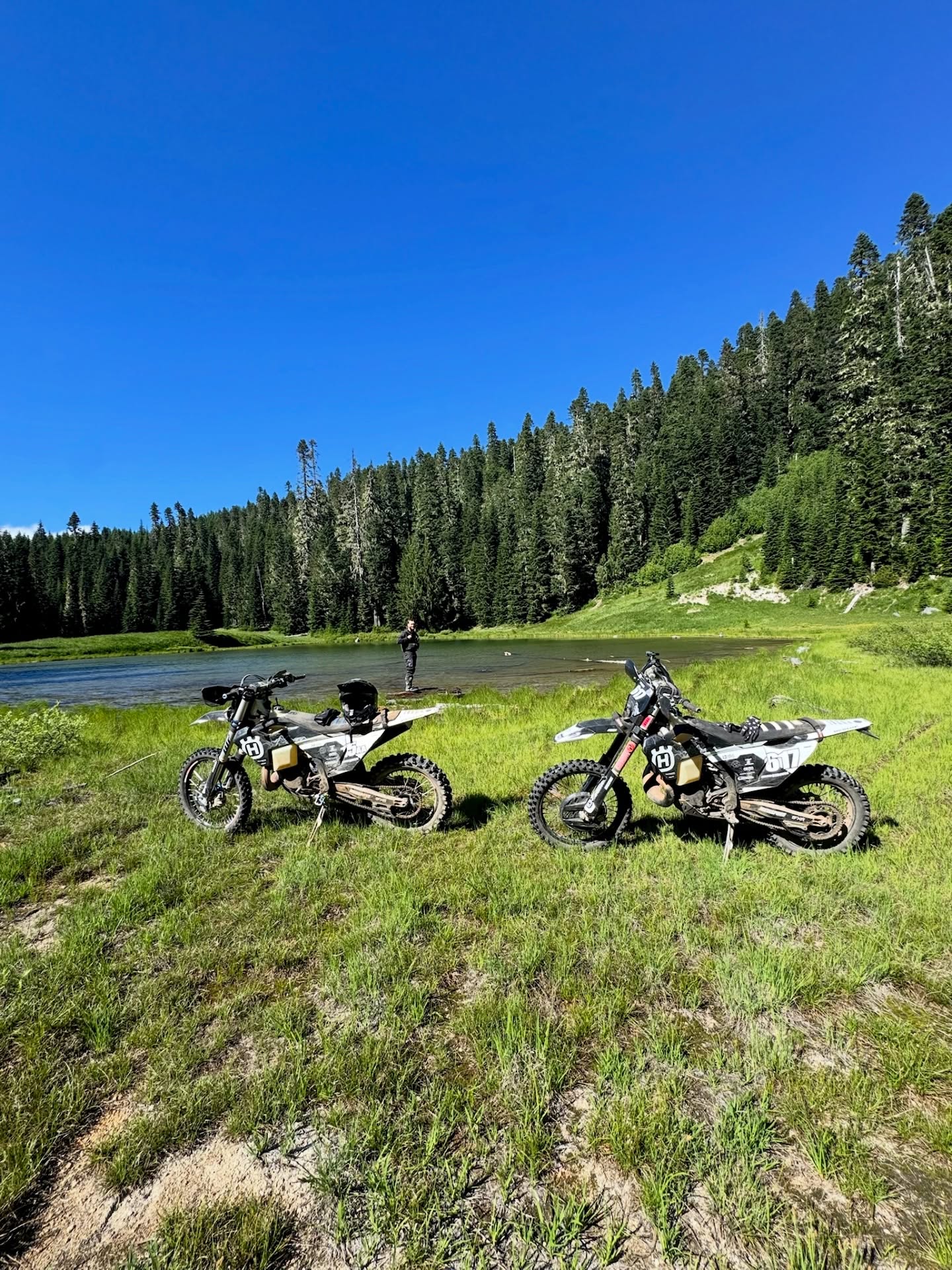 Giff ride with my lady🩶

#TeamMotoSport @motosportinc #P3Protected @p3carbon #TE300 @dirtunitedraceteam @astra_offroad @goatsmrc