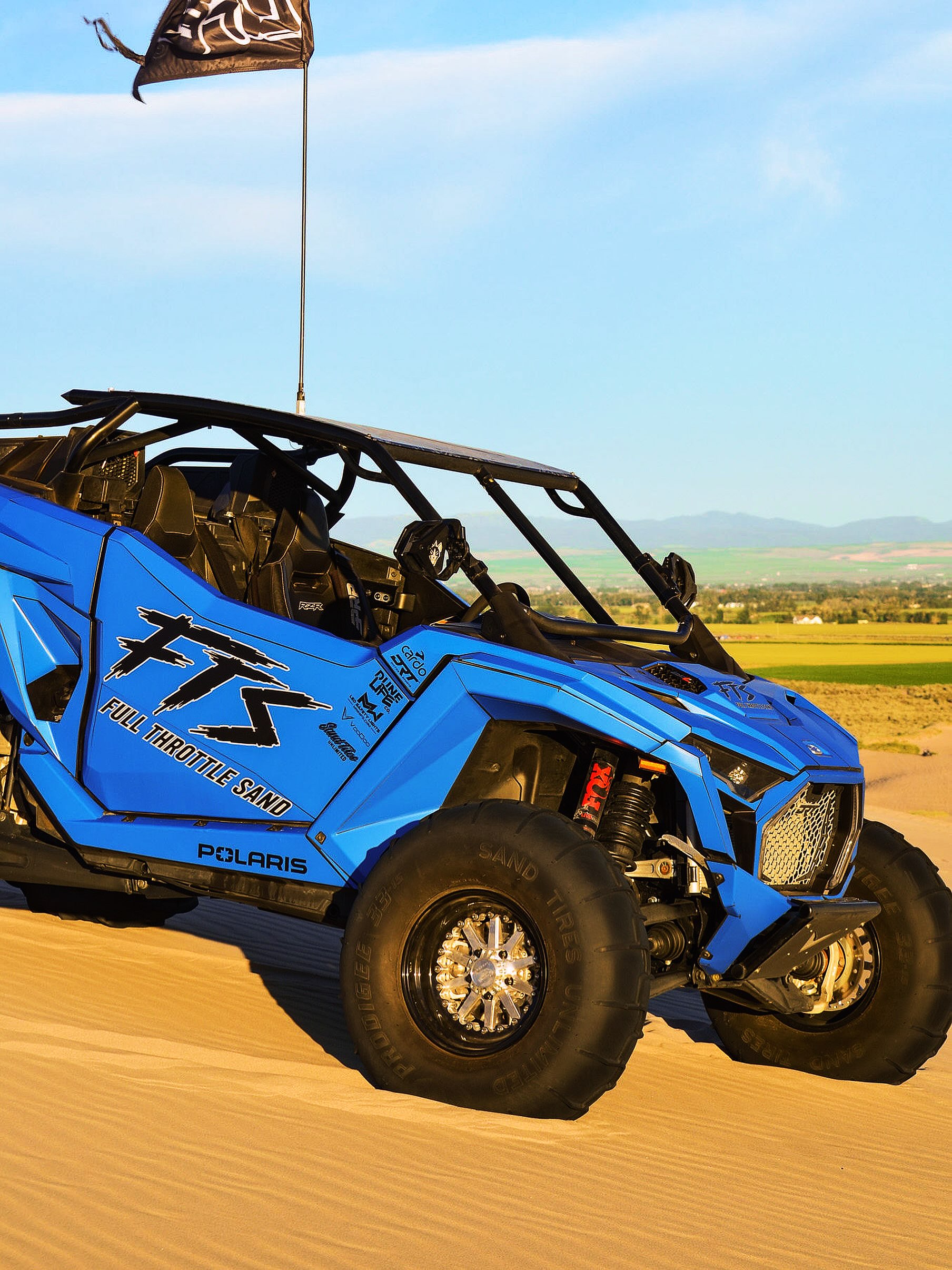 Black and Electric blue is absolutely my favorite combo. @utvfxgraphics and @voodoo.rr absolutely make this machine look incredible.