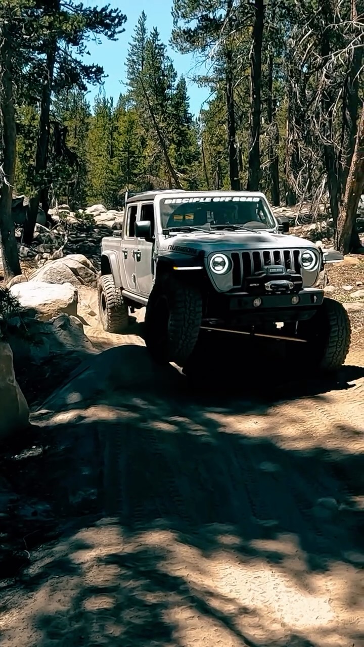 More from our trip to Red Lake Trail. Just realize both of us could have avoided that little rock but decided not to😂

#jeep #offroad #4x4