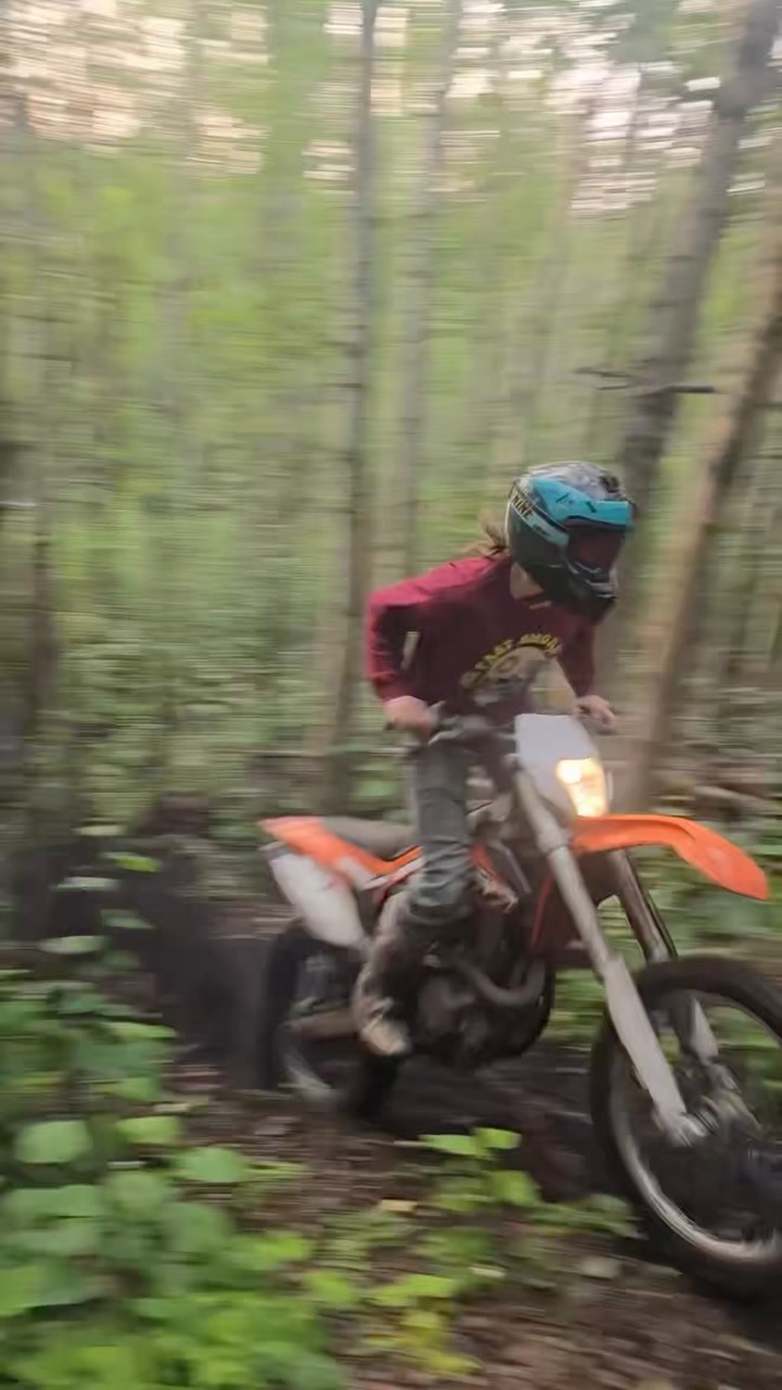 @volcombaber and I have been moved into our new place for a little over a year now and the backyard single track is really starting to shape up! Plotted the trails and cleared them all by hand last year, now they’re just getting faster and faster as we work in the ruts and add on ! 
@sledsend @ridefast.crew @shopridefastcrewdotcom #lovewhereyoulive #sledsend #ridefastcrew #RFC #shopridefastcrewdotcom