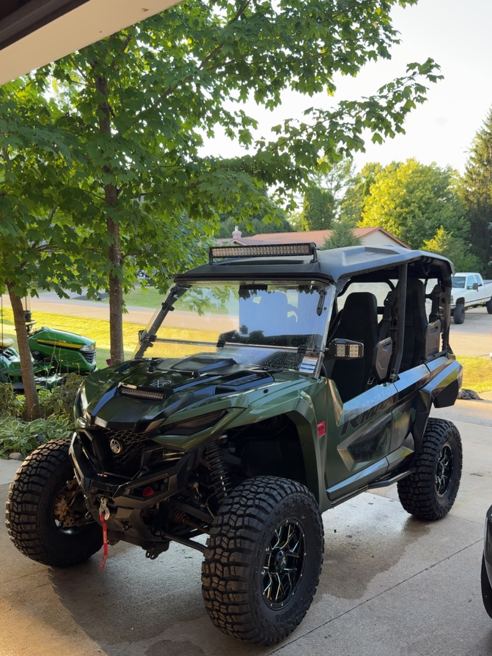Rmax got a fresh set of new @drivekendausa Kenda MTs pairs with a set of QaudBoss Barbwire 15x7 4+3 wheels! Whole new look! #yamaha #offroad #fresh #relentless #utv