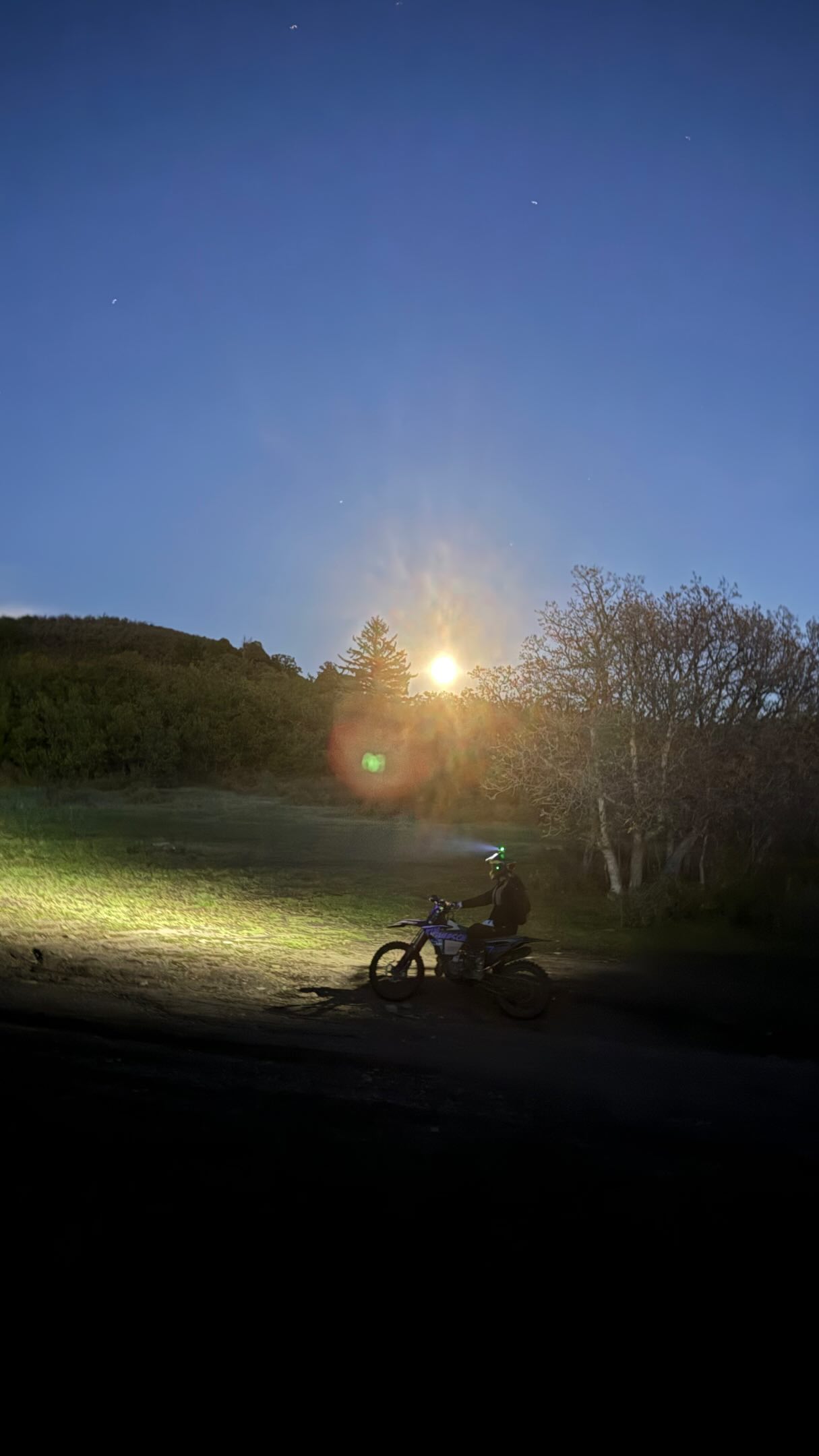 TGFO! (Thank Goodness for Oxbow!) When you drive 6 hours, then wake up and decide to drive another couple of hours to ride a new spot, it might be dark when you get back. 🔦🌕🌙❤️
.
#NightRide #Oxbow #Adventure #Moto 
@adamonasch  @aaronotte970