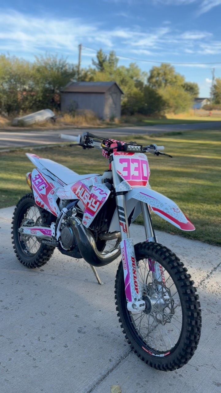 New New😍🤍
@backyarddesign @thrillseekers 

#dirtbike #graphic #motogirl #moto